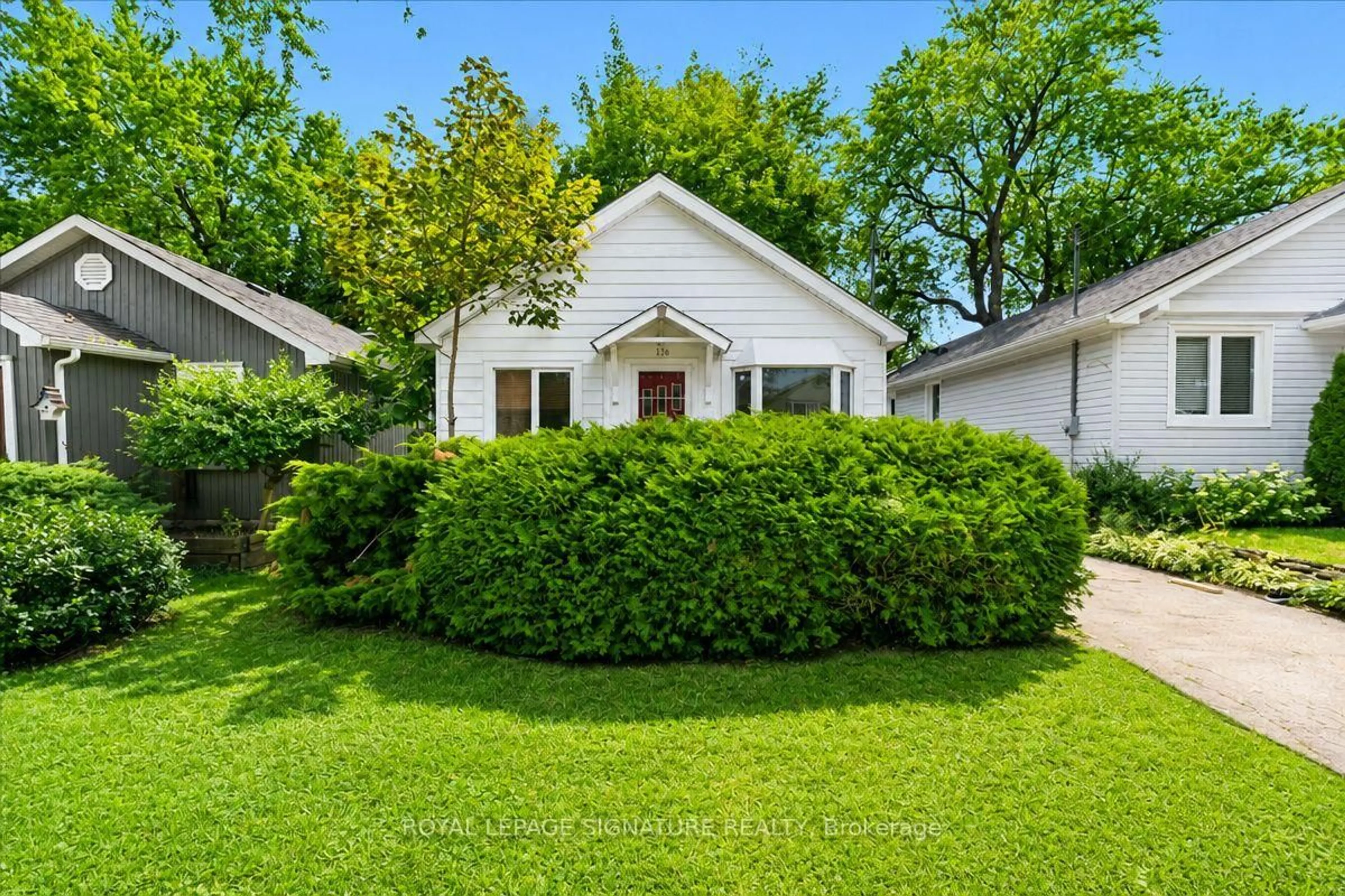 A pic from outside/outdoor area/front of a property/back of a property/a pic from drone, street for 138 Gradwell Dr, Toronto Ontario M1M 2N2