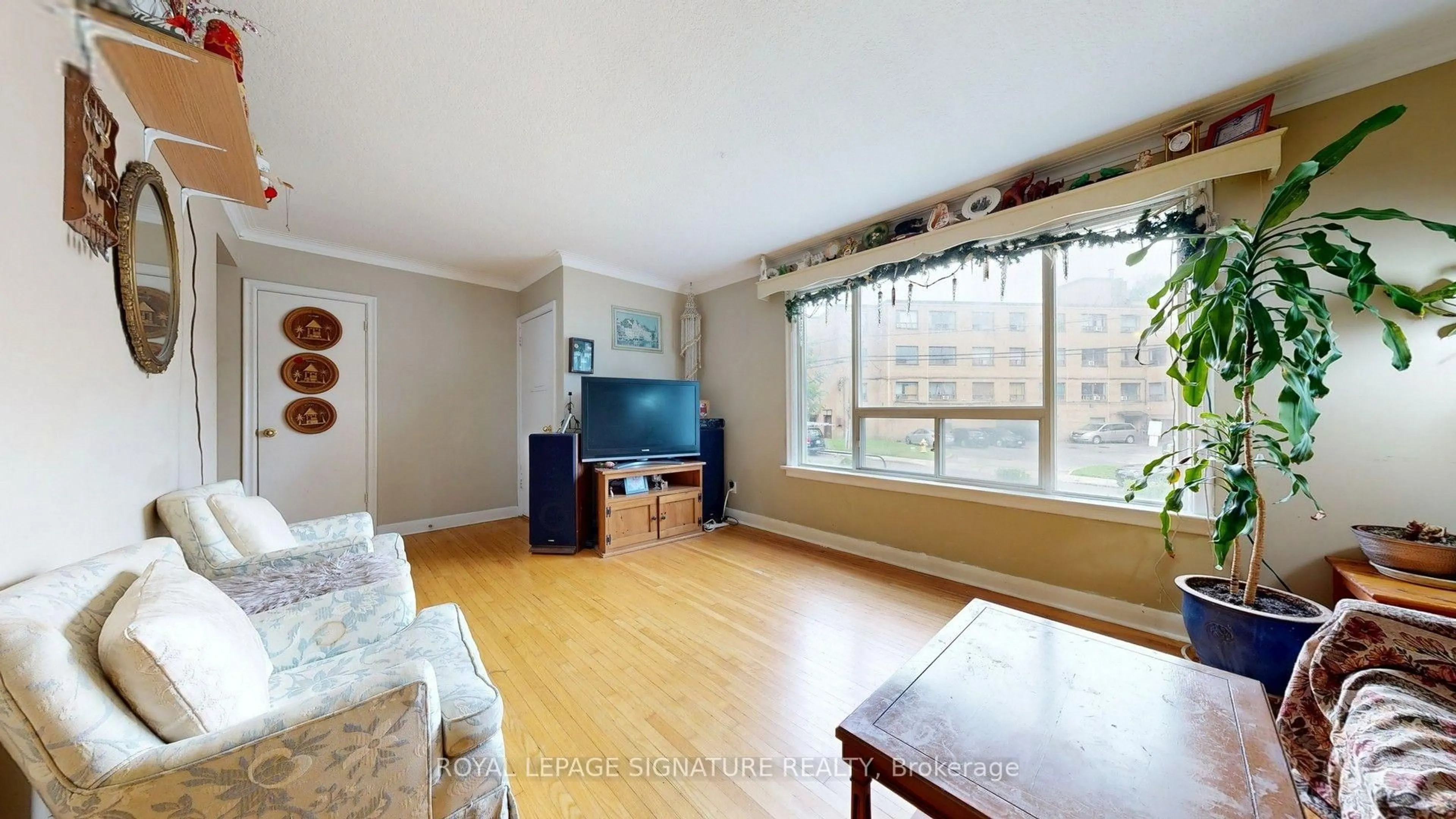 Living room with furniture, unknown for 256 Ferris Rd, Toronto Ontario M4B 1H6
