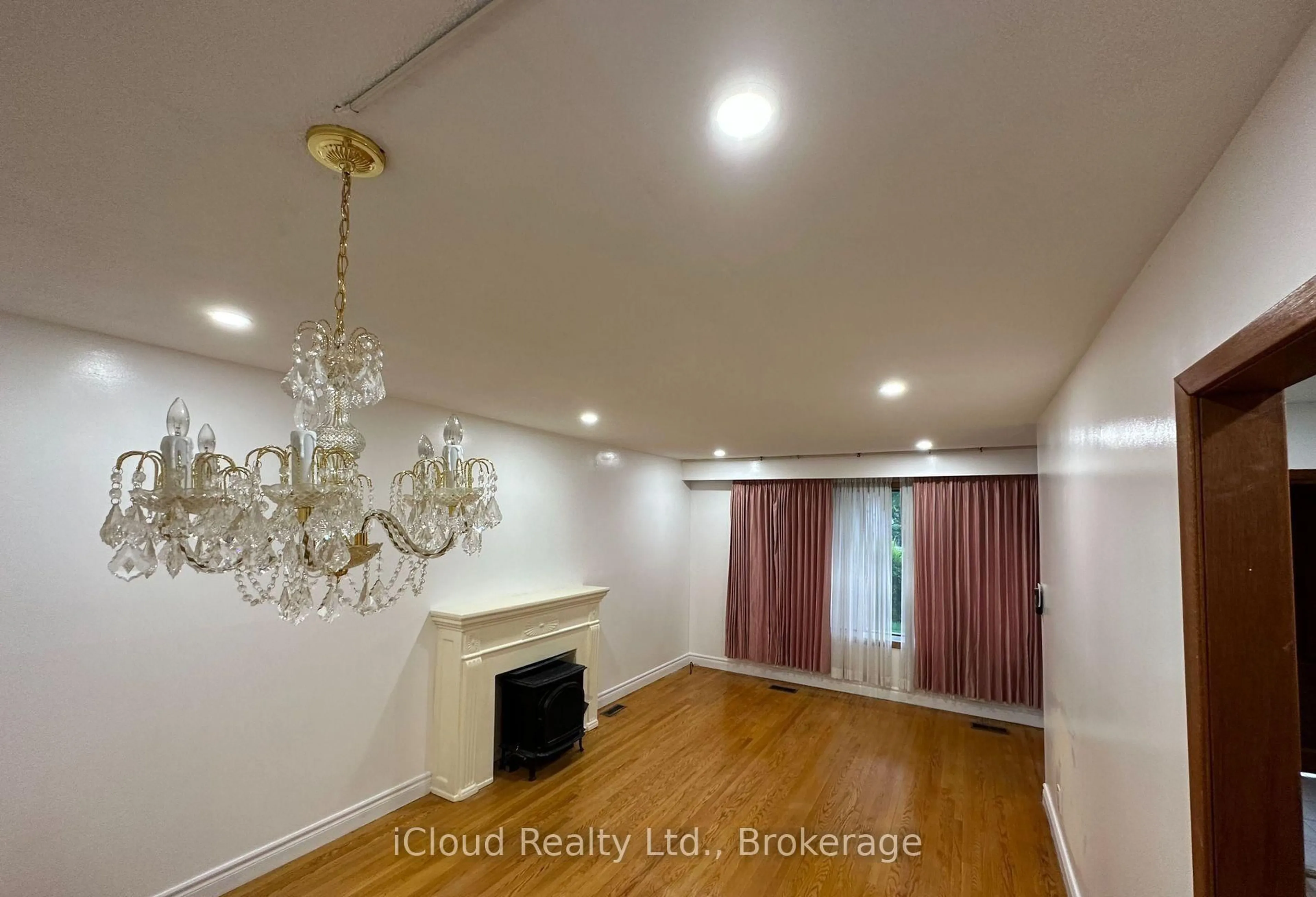 A pic of a room for 325 Dyson Rd, Pickering Ontario L1W 2N1