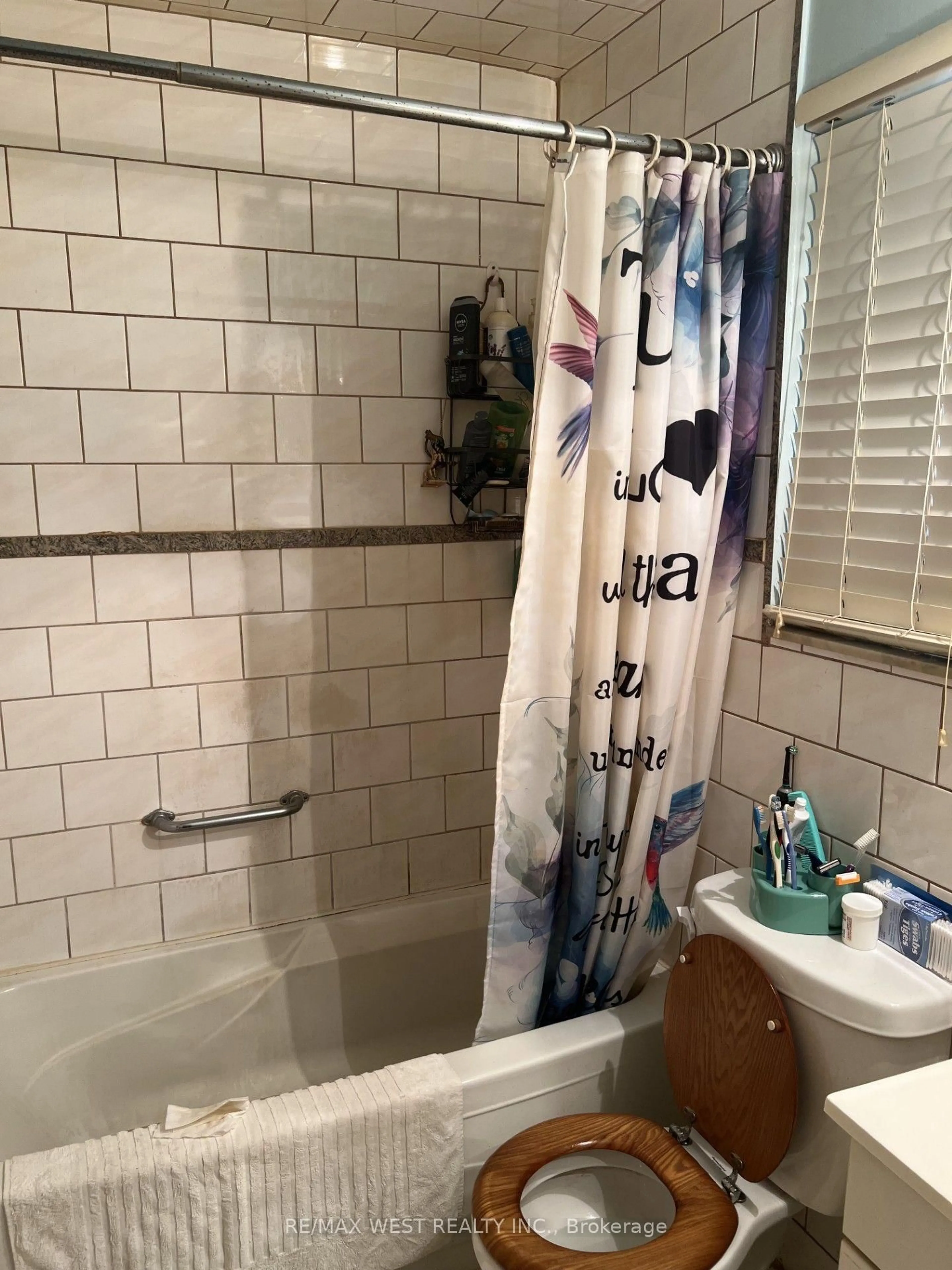 Standard bathroom, ceramic/tile floor for 20 Billingsgate Cres, Ajax Ontario L1S 2R8