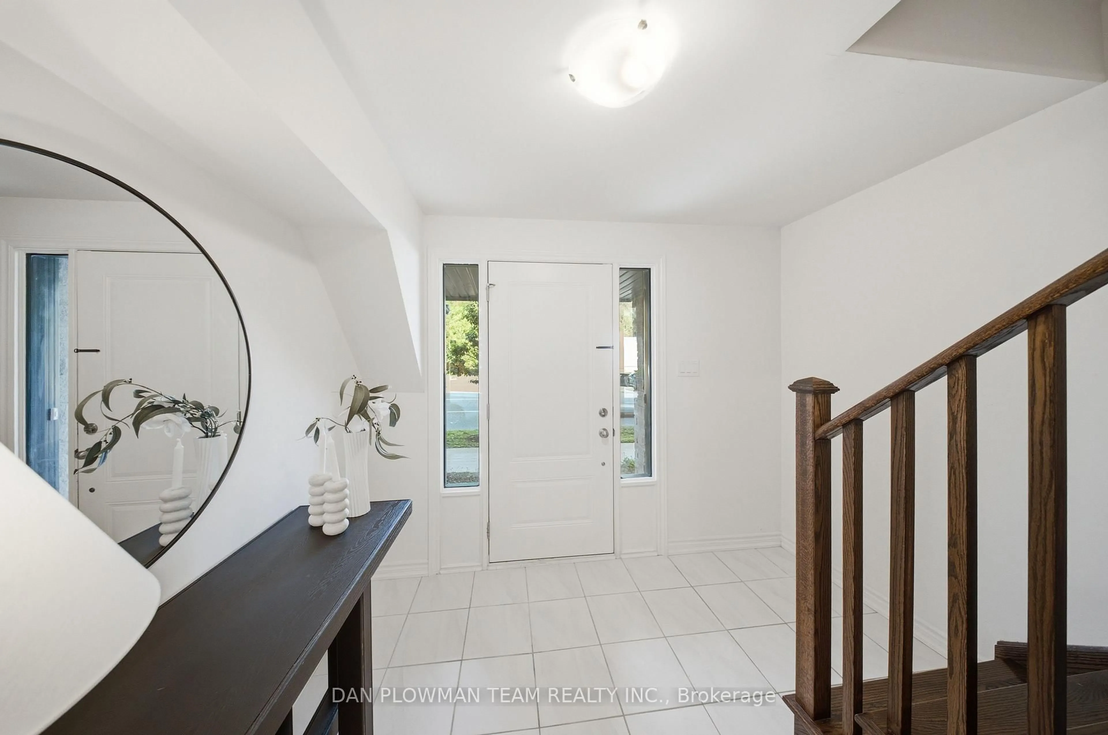Indoor entryway for 484 Salem Rd, Ajax Ontario L1S 0G9