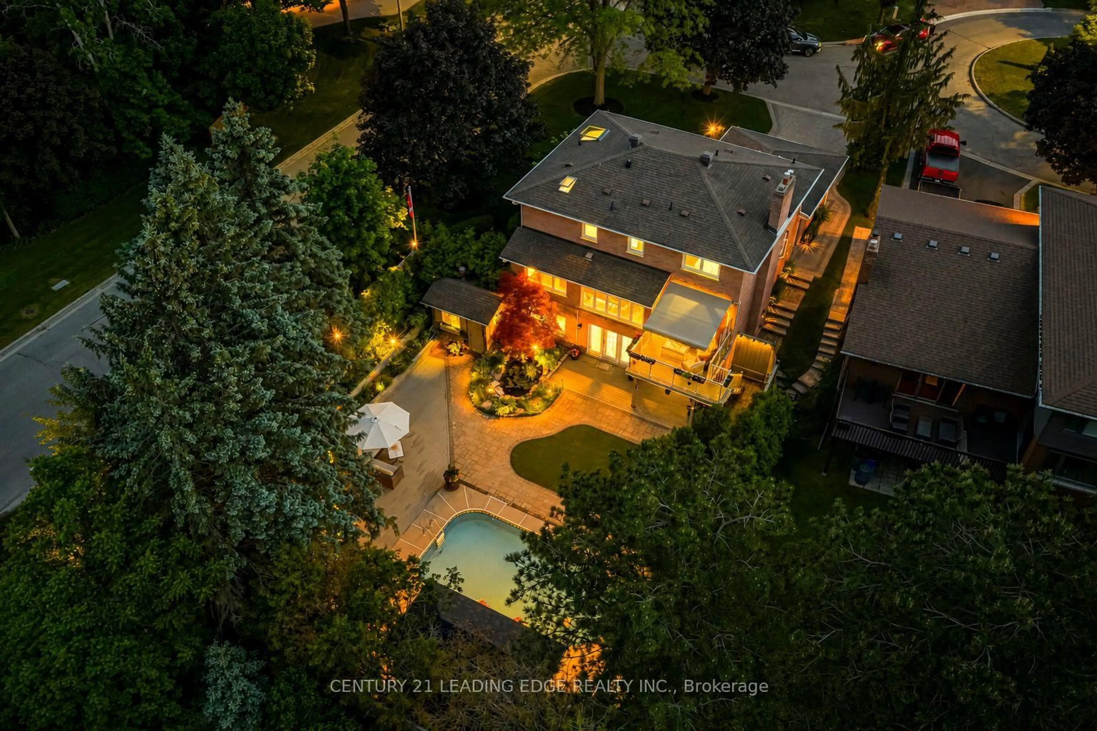 A pic from outside/outdoor area/front of a property/back of a property/a pic from drone, street for 1051 Chelsea Crt, Oshawa Ontario L1G 7R4