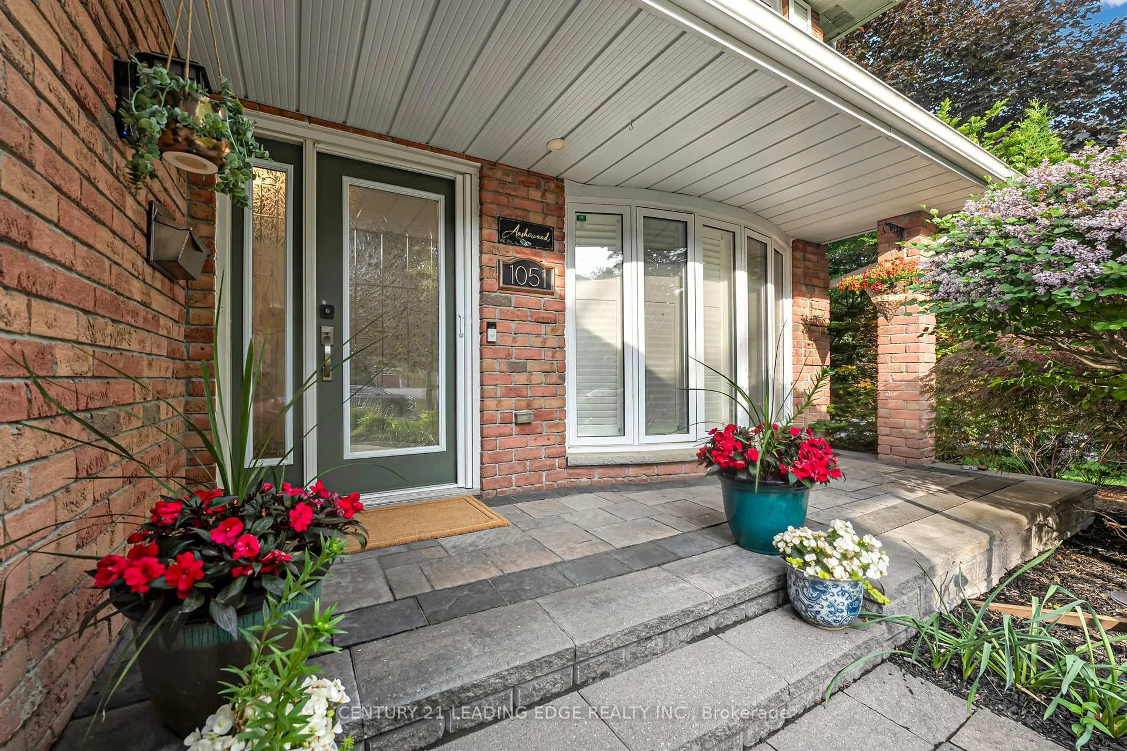 Indoor entryway for 1051 Chelsea Crt, Oshawa Ontario L1G 7R4