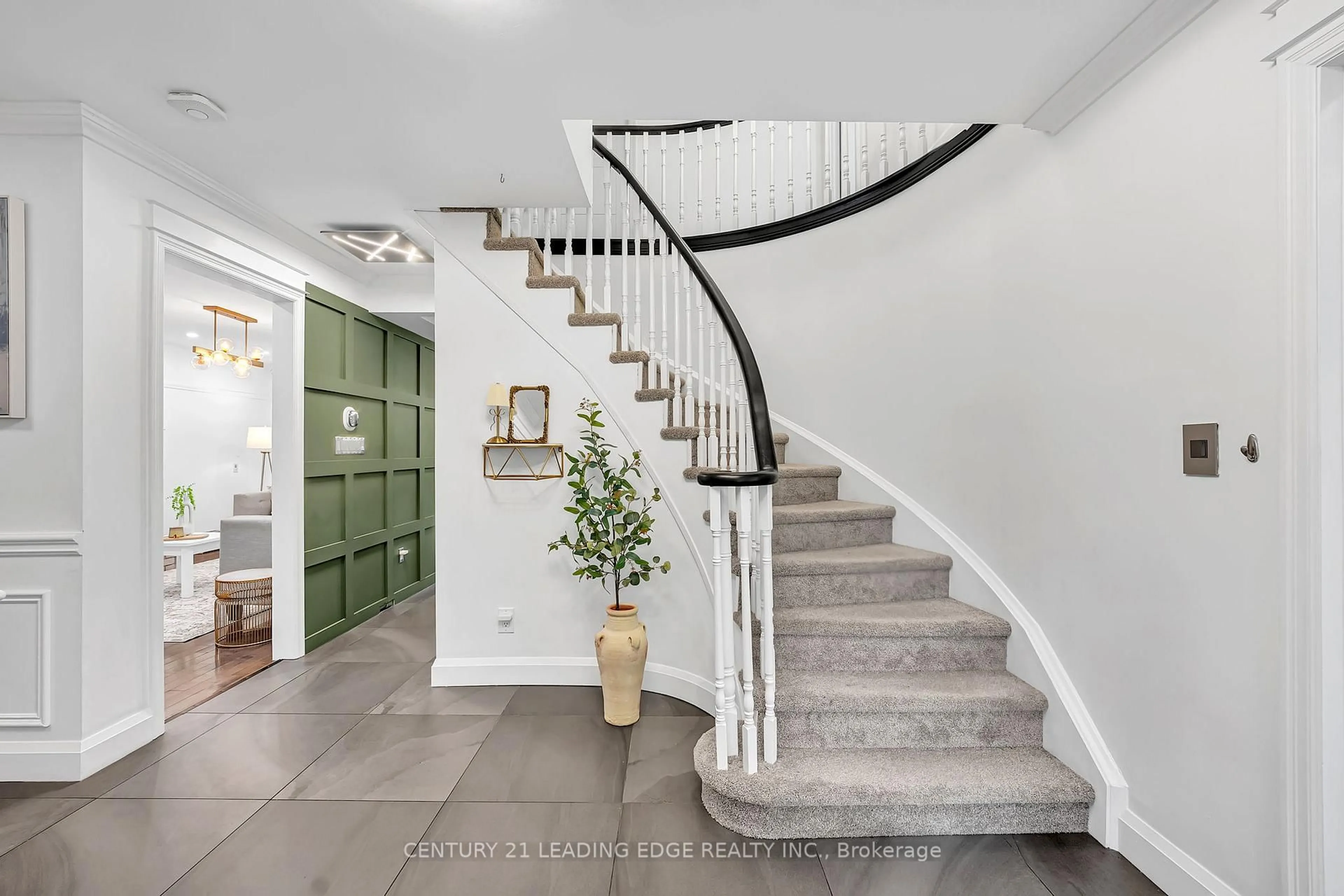 Indoor entryway for 1051 Chelsea Crt, Oshawa Ontario L1G 7R4