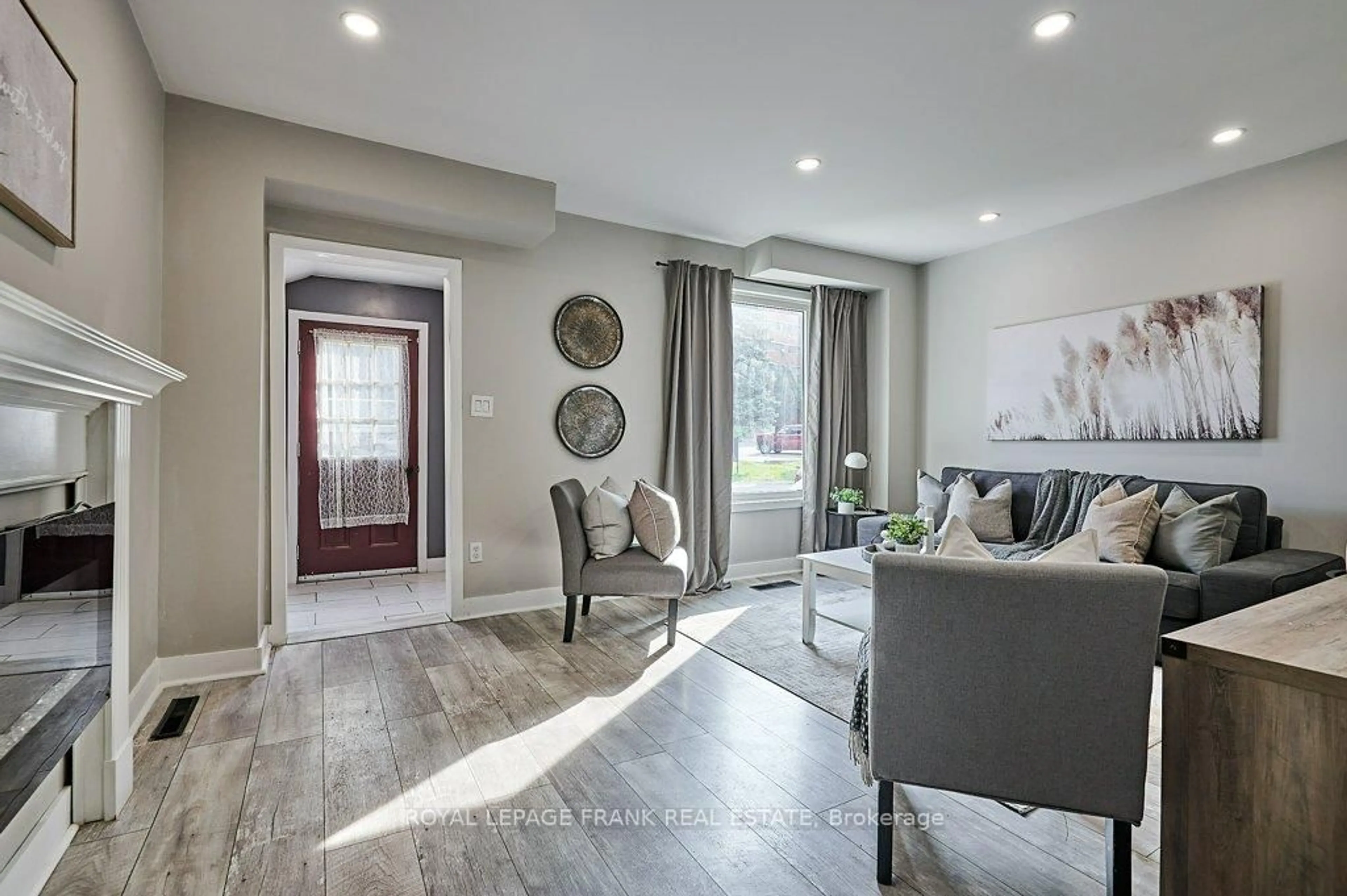 Indoor entryway for 493 St. Lawrence Ave, Oshawa Ontario L1H 4C3