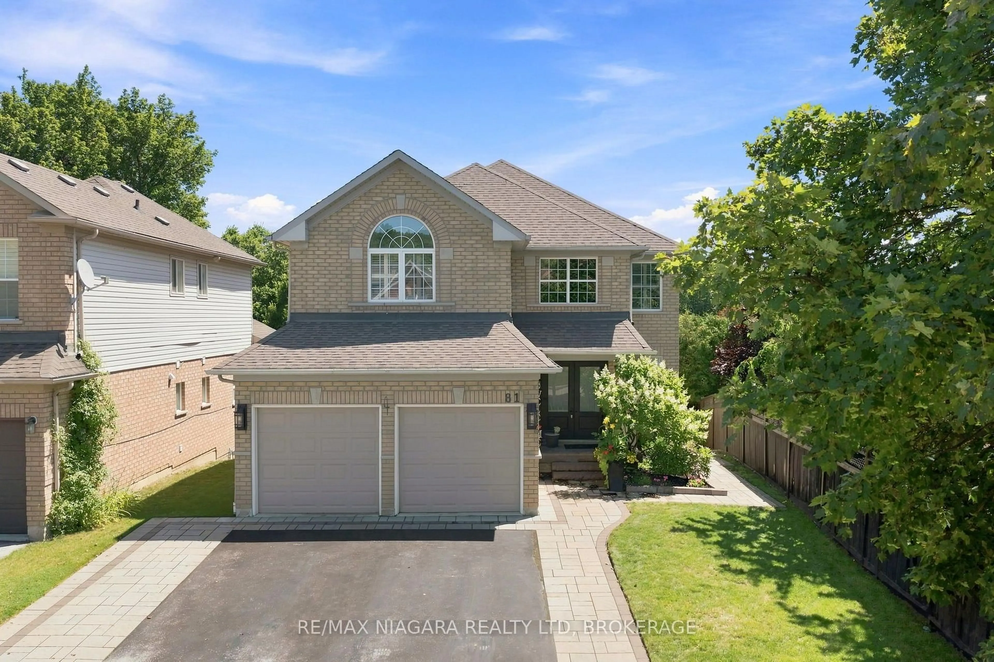 A pic from outside/outdoor area/front of a property/back of a property/a pic from drone, street for 81 Gartshore Dr, Whitby Ontario L1P 1N5