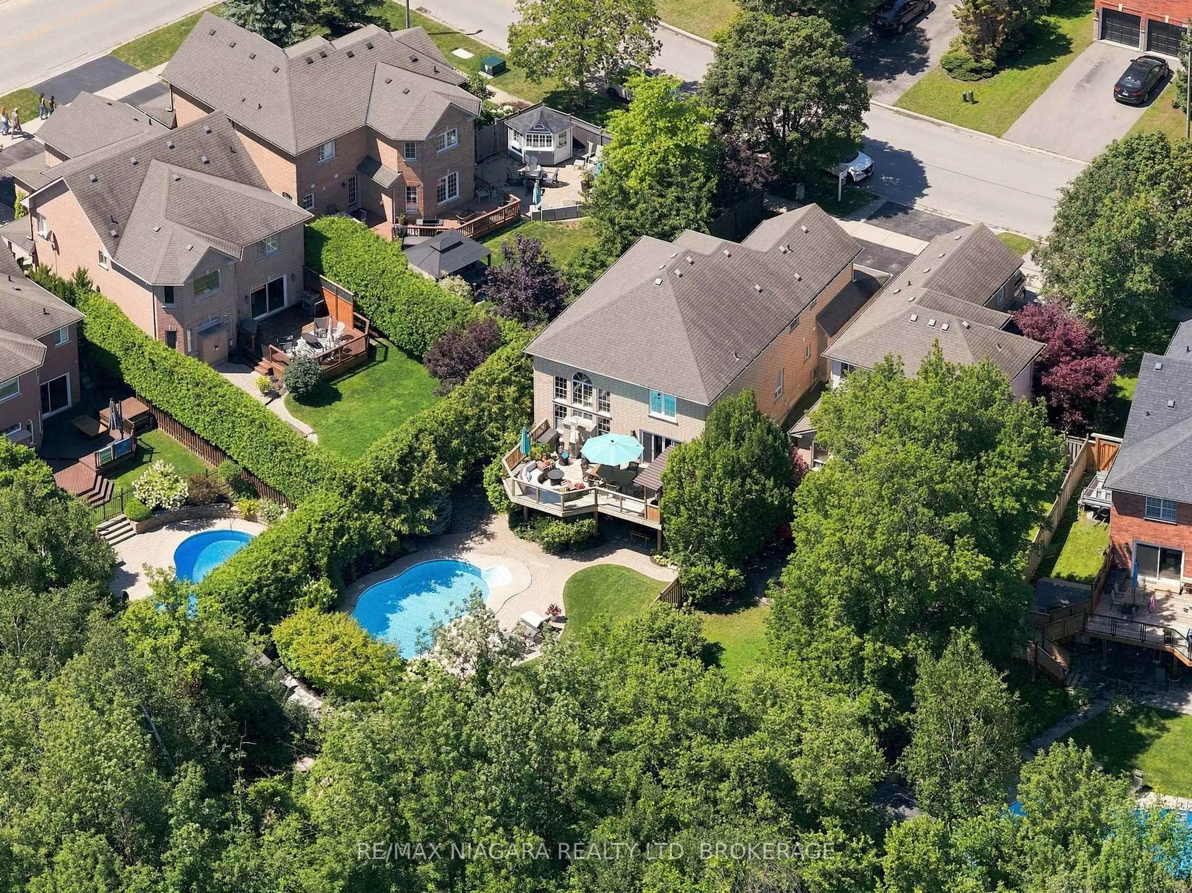 A pic from outside/outdoor area/front of a property/back of a property/a pic from drone, street for 81 Gartshore Dr, Whitby Ontario L1P 1N5