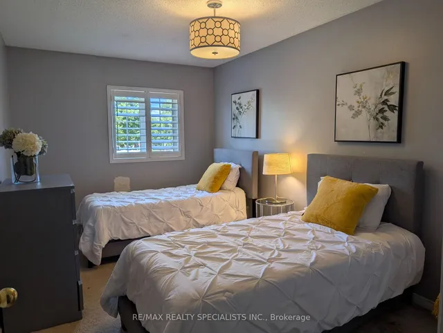 20 Thorp Cres, Ajax 2