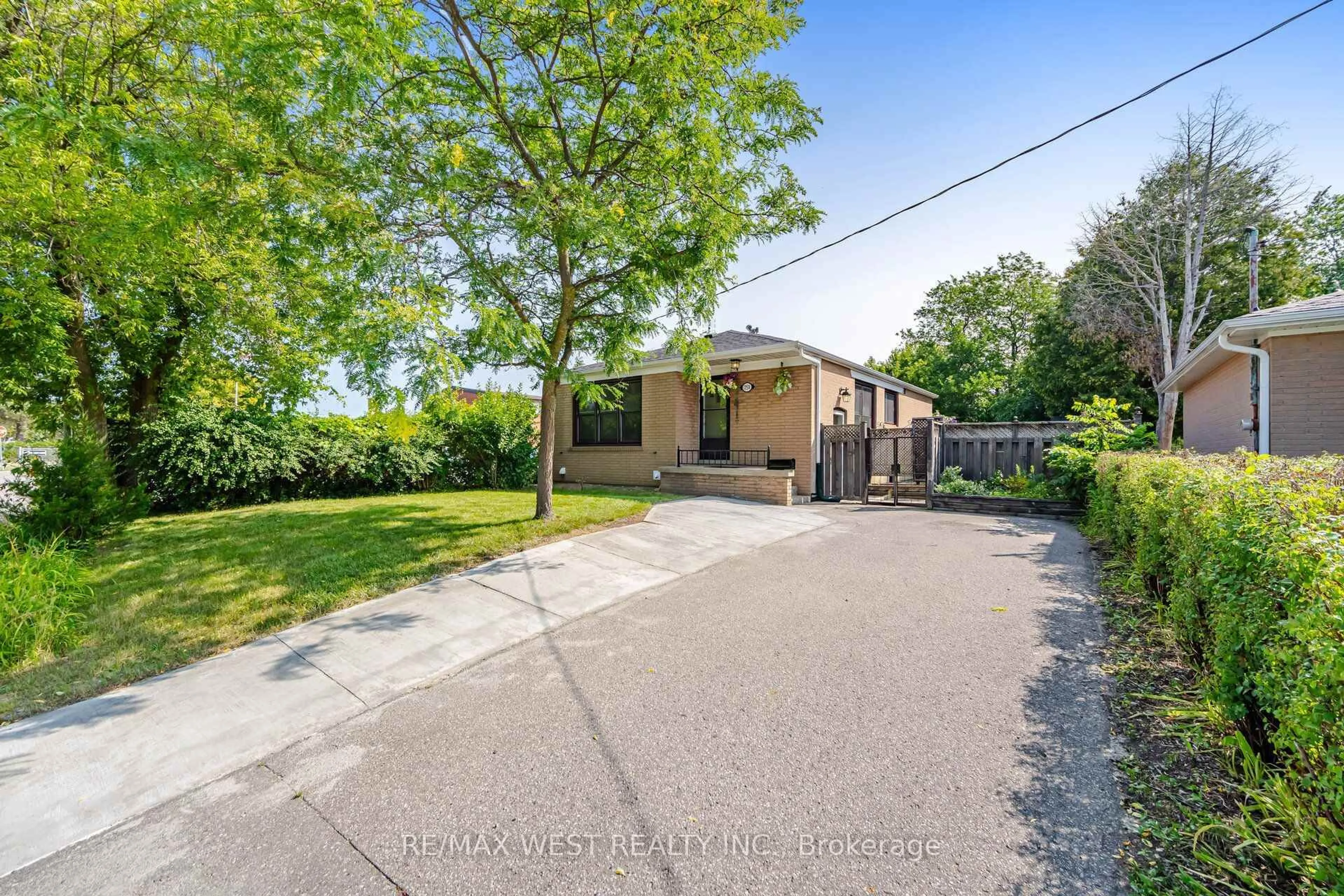 A pic from outside/outdoor area/front of a property/back of a property/a pic from drone, street for 751 Meadowvale Rd, Toronto Ontario M1C 1T1