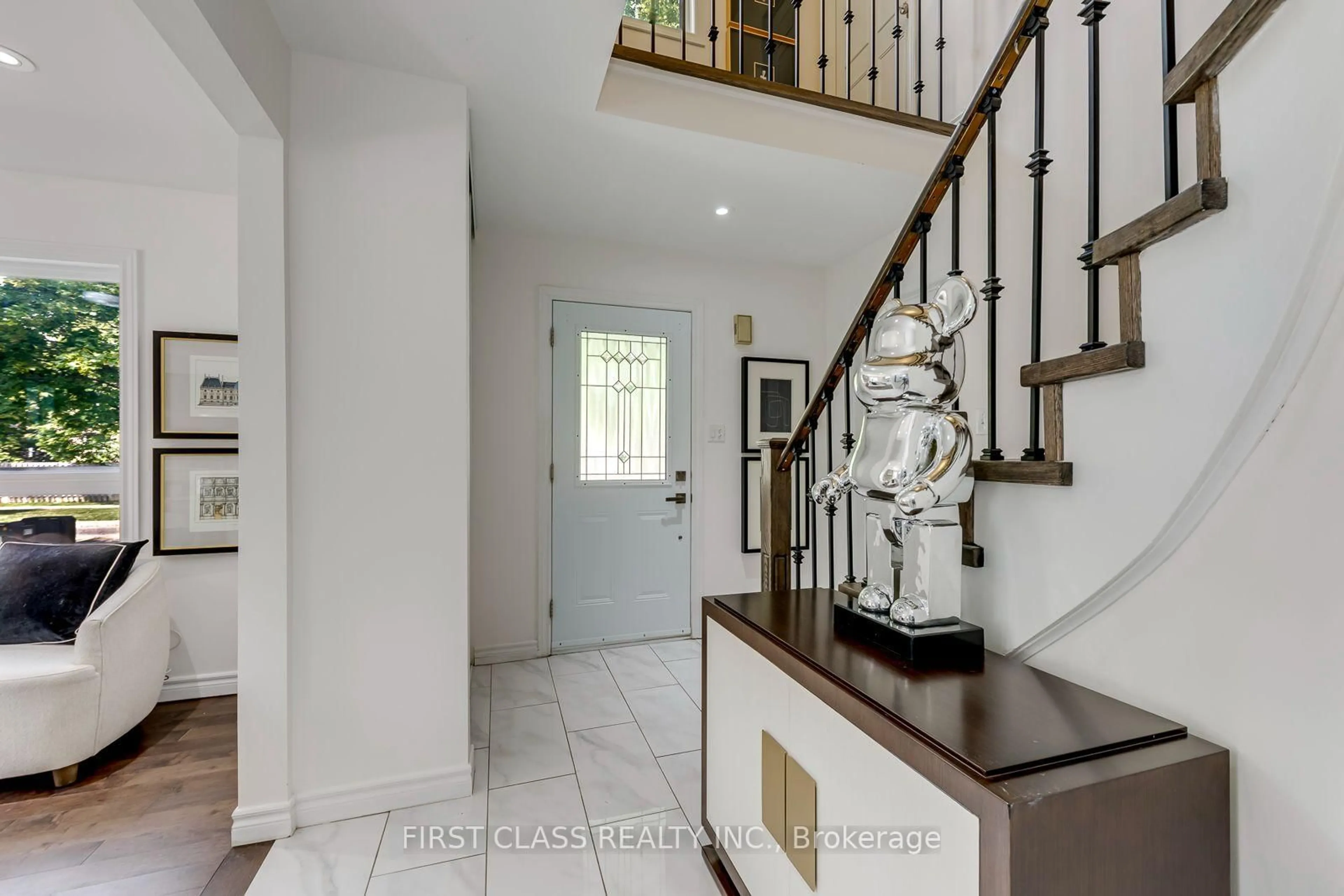 Indoor entryway for 27 Alton Towers Circ, Toronto Ontario M1V 3T2