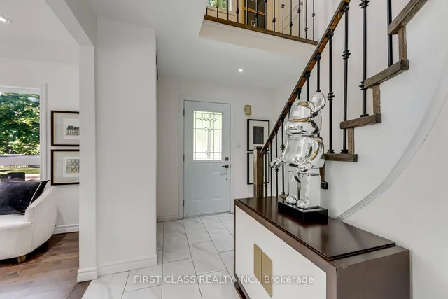 27 Alton Towers Circ, Toronto 3