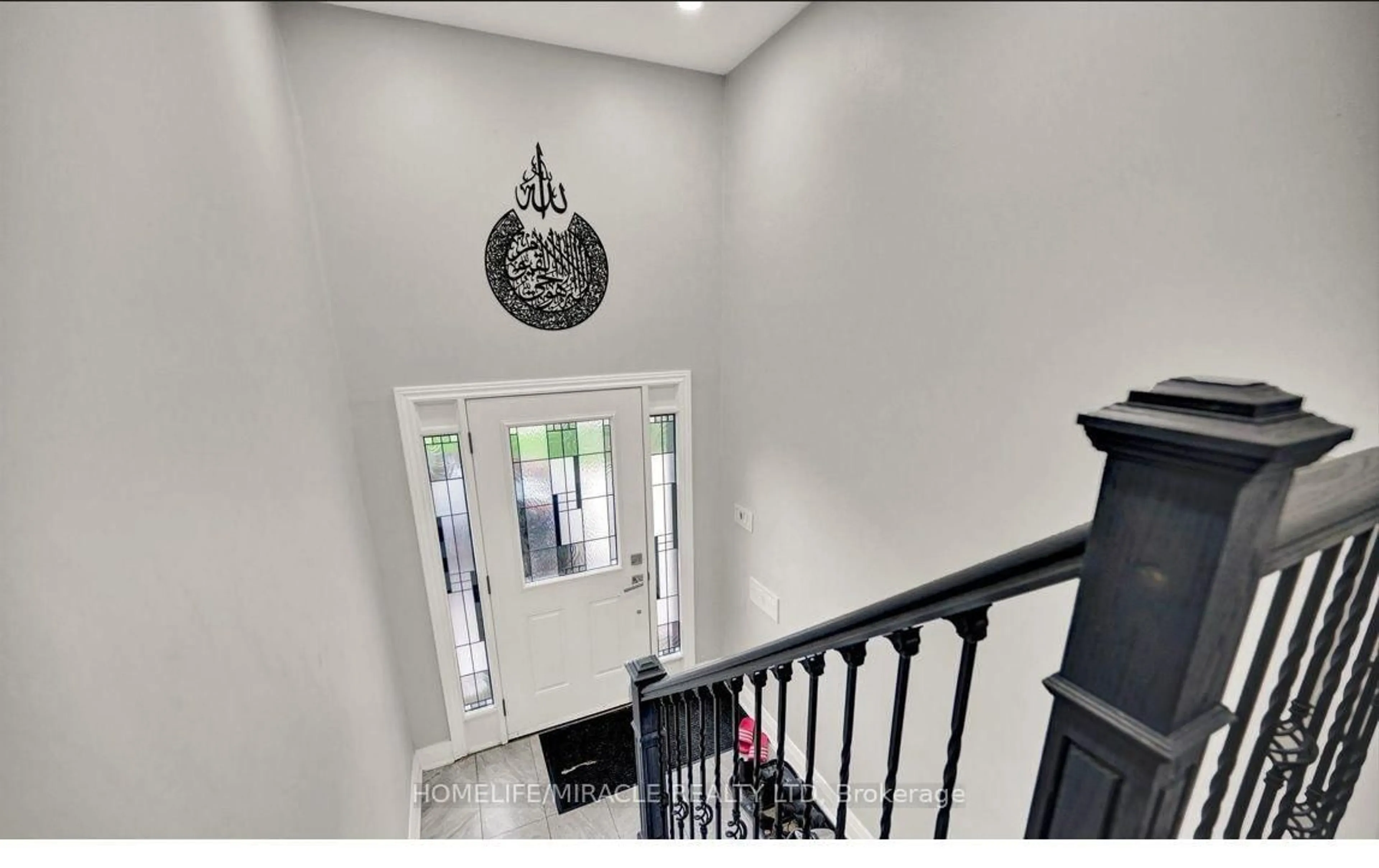 Indoor foyer for 696 Sheppard Ave, Pickering Ontario L1V 1G3