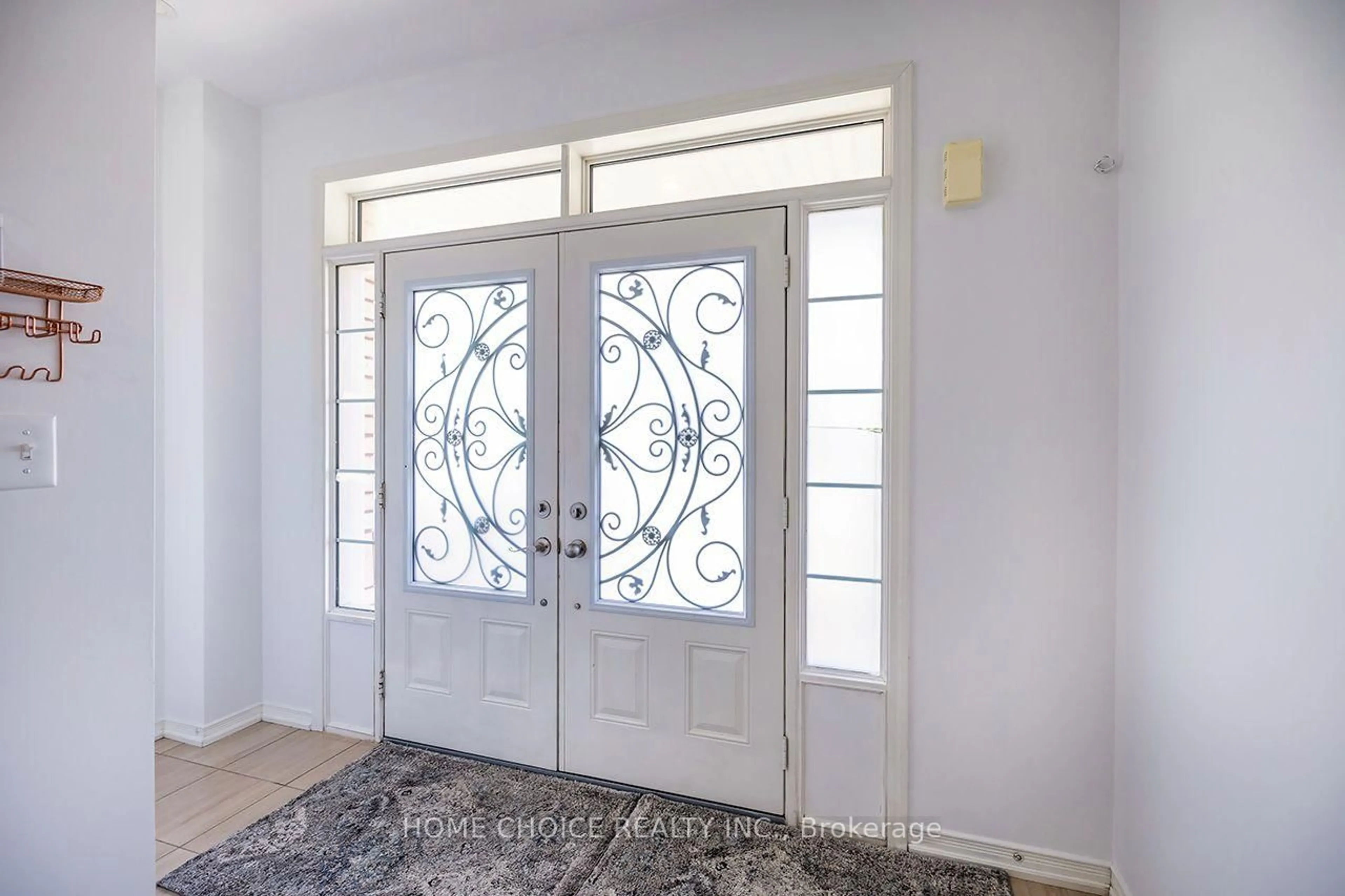 Indoor entryway for 427 WINDSFIELDS FARM Dr, Oshawa Ontario L1L 0M1