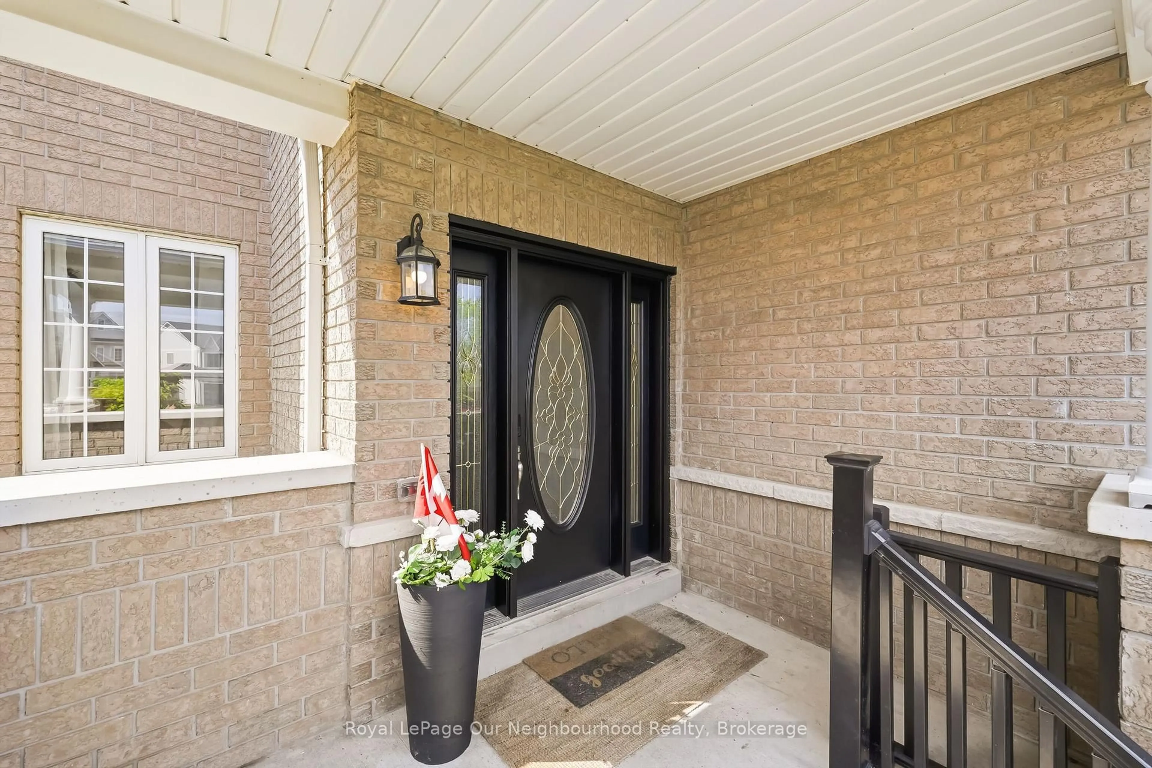 Indoor entryway for 1296 Ravencliffe Crt, Oshawa Ontario L1K 2Y3