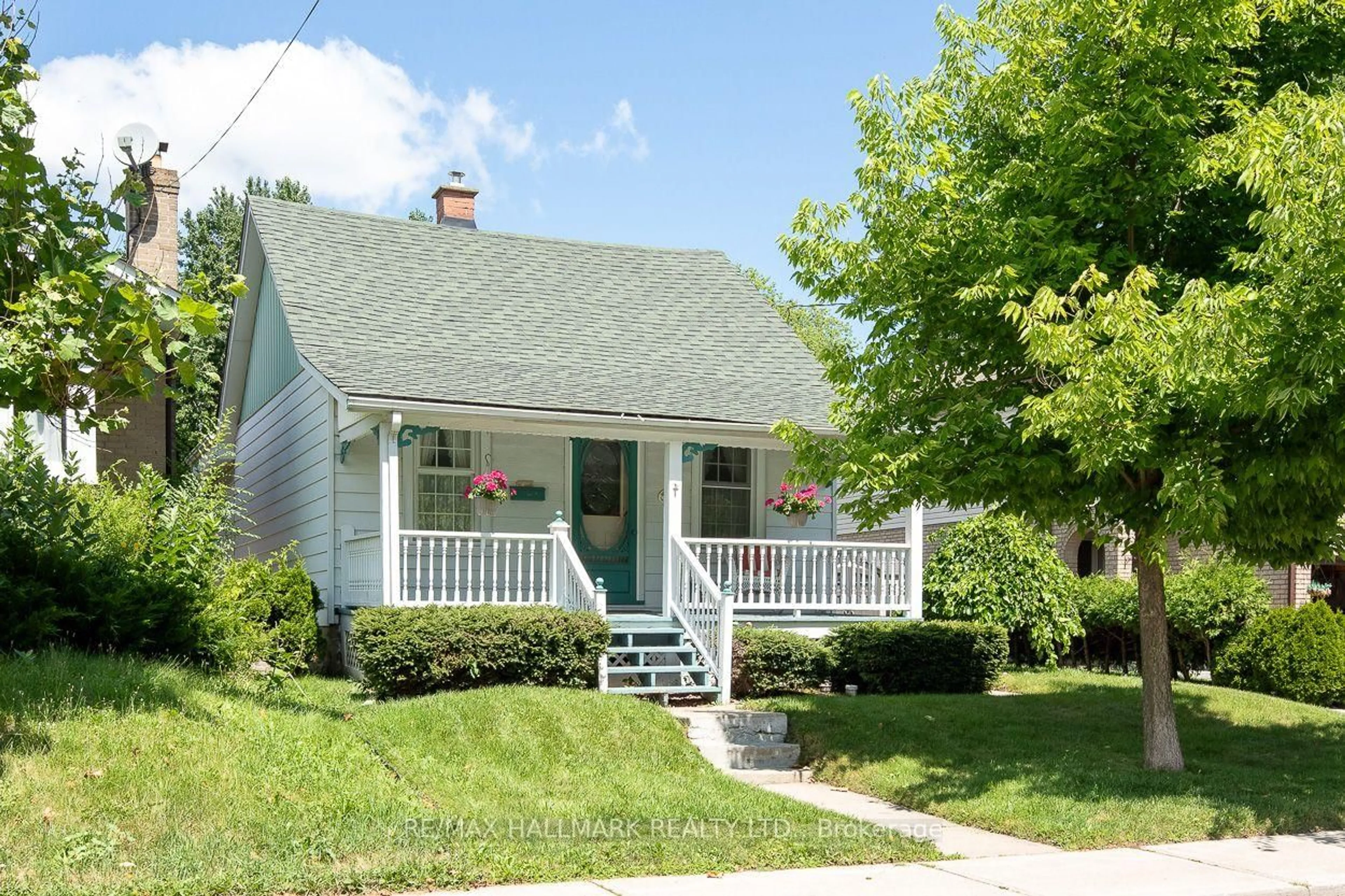Home with vinyl exterior material, street for 40 Pinegrove Ave, Toronto Ontario M1N 2G5