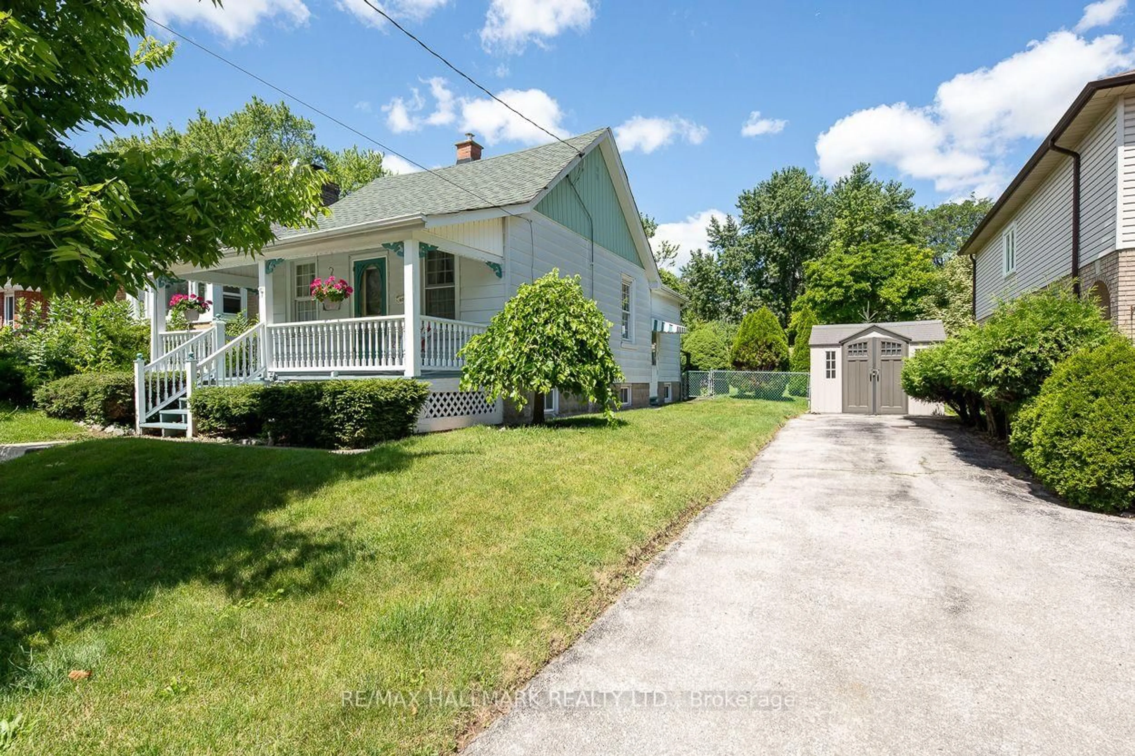 A pic from outside/outdoor area/front of a property/back of a property/a pic from drone, street for 40 Pinegrove Ave, Toronto Ontario M1N 2G5