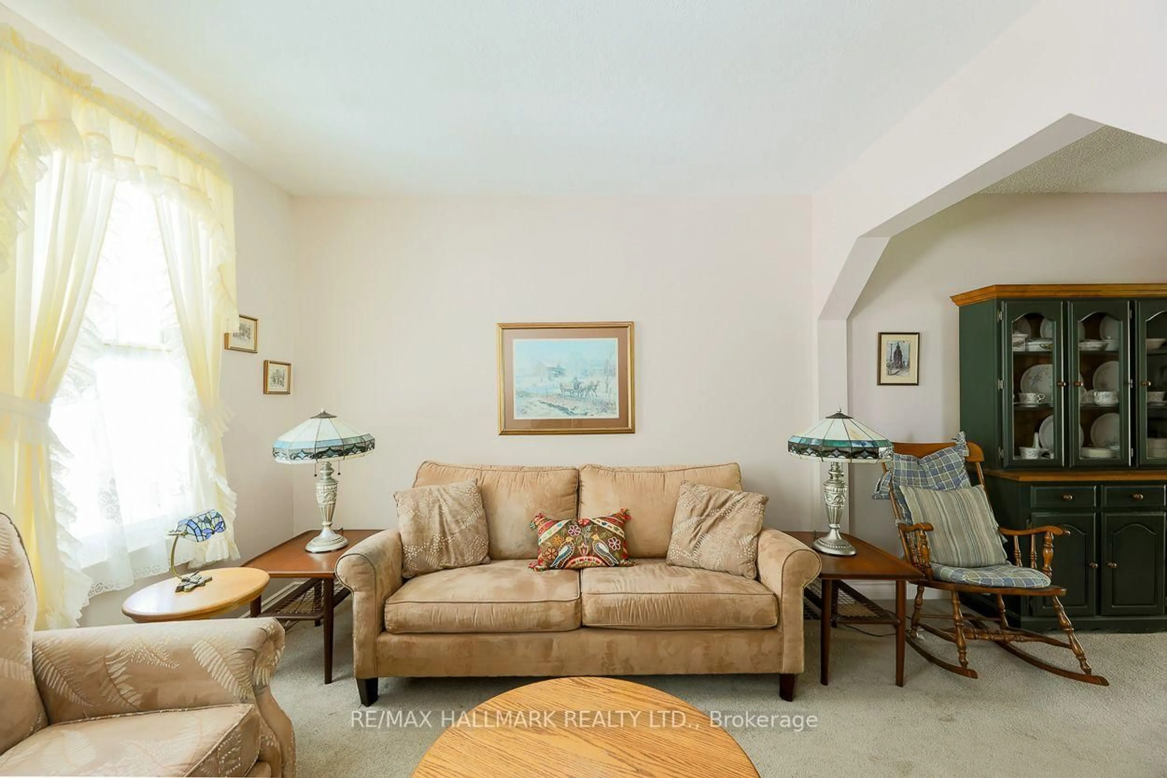 Living room with furniture, unknown for 40 Pinegrove Ave, Toronto Ontario M1N 2G5