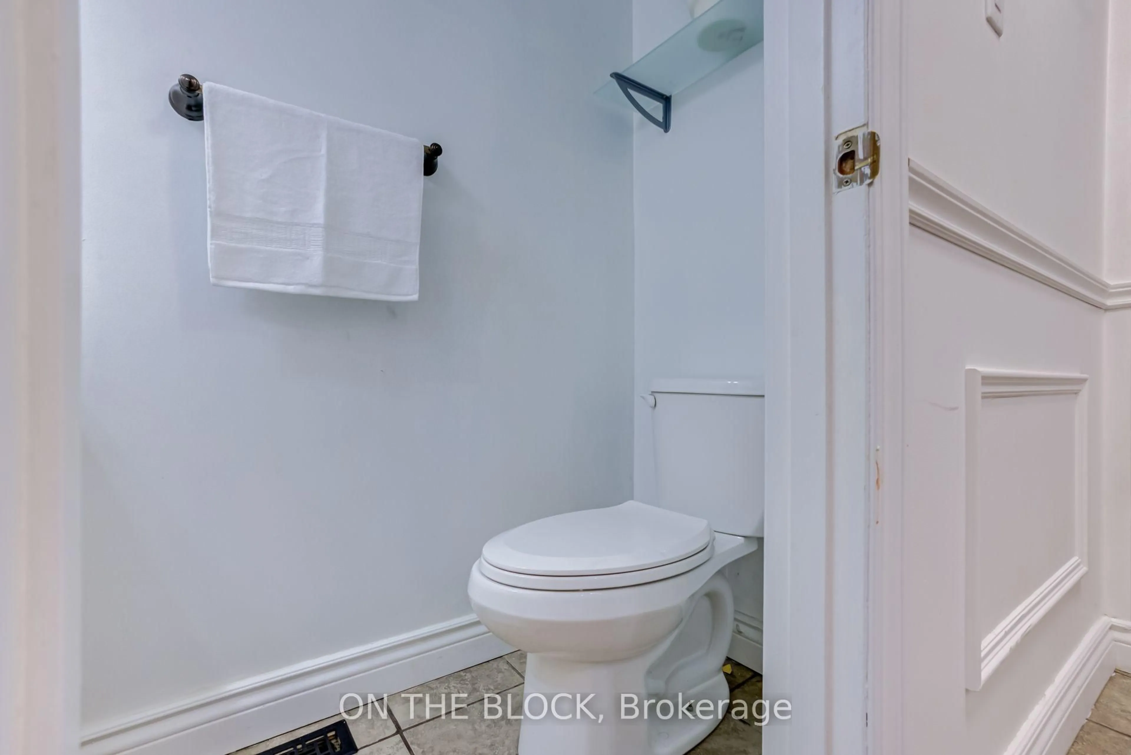 Standard bathroom, unknown for 7 Chopin Crt, Whitby Ontario L1N 6C5