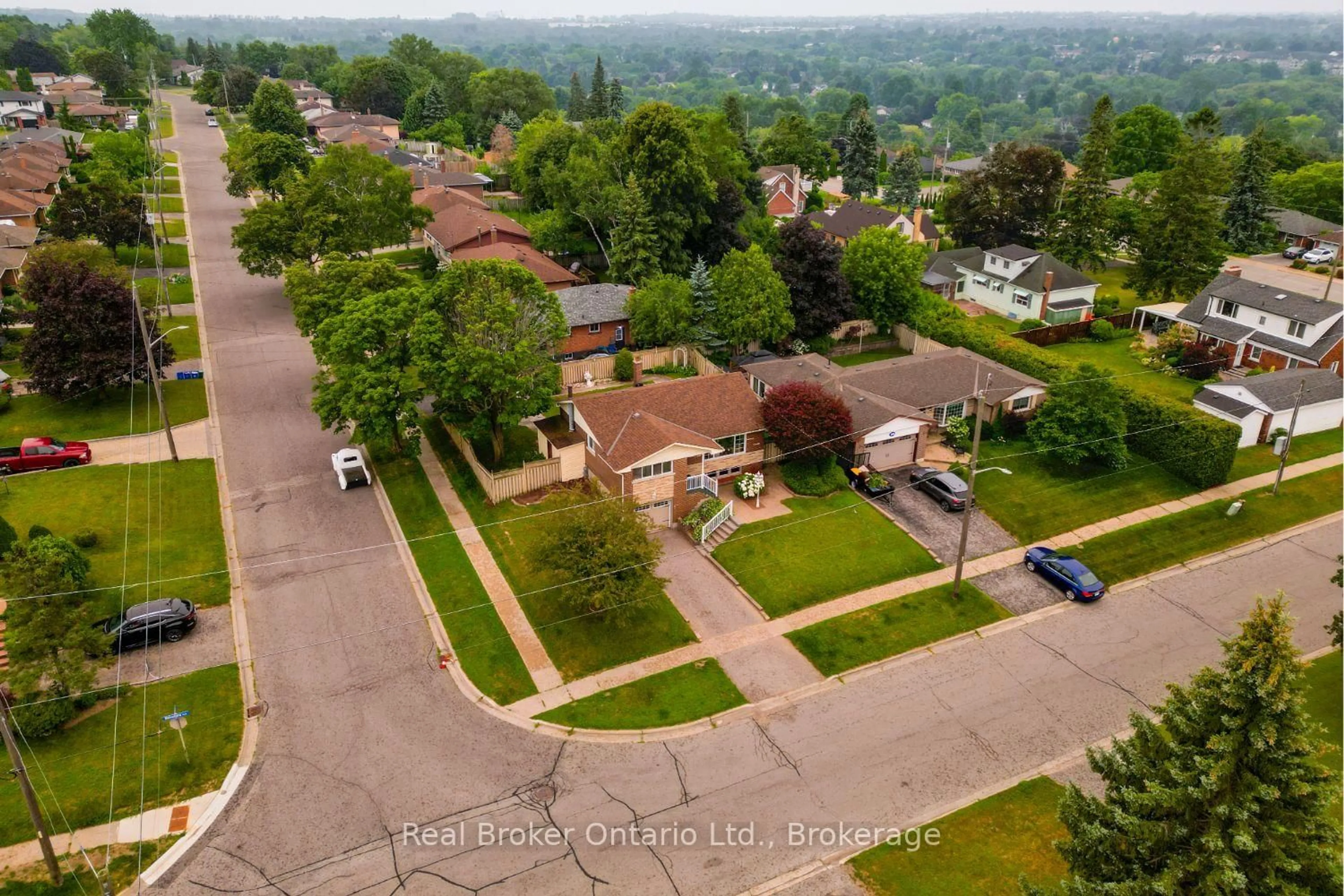 A pic from outside/outdoor area/front of a property/back of a property/a pic from drone, street for 1125 Belvedere Ave, Oshawa Ontario L1H 1S9