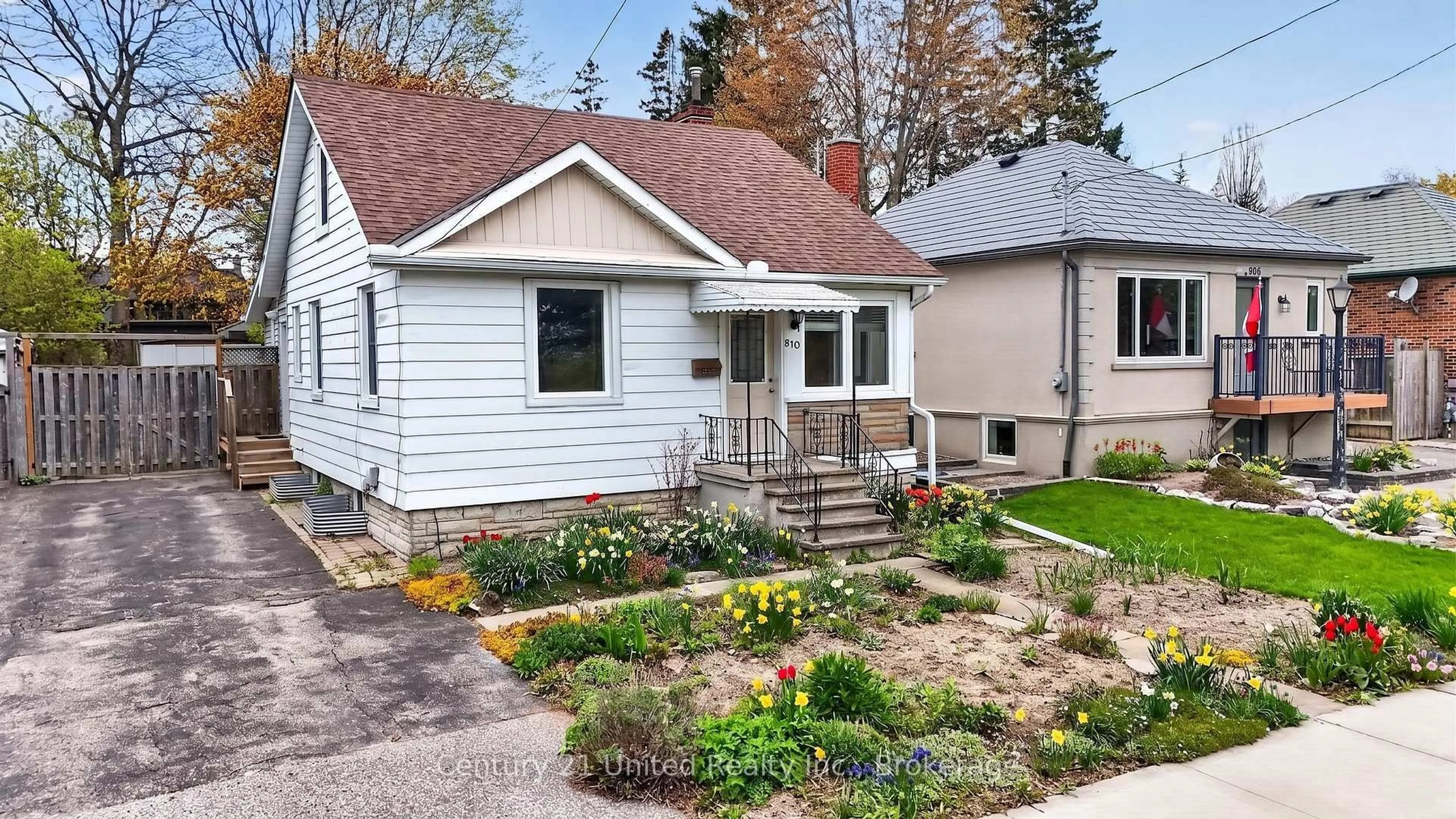 Home with vinyl exterior material, street for 810 Byron St, Whitby Ontario L1N 4R8