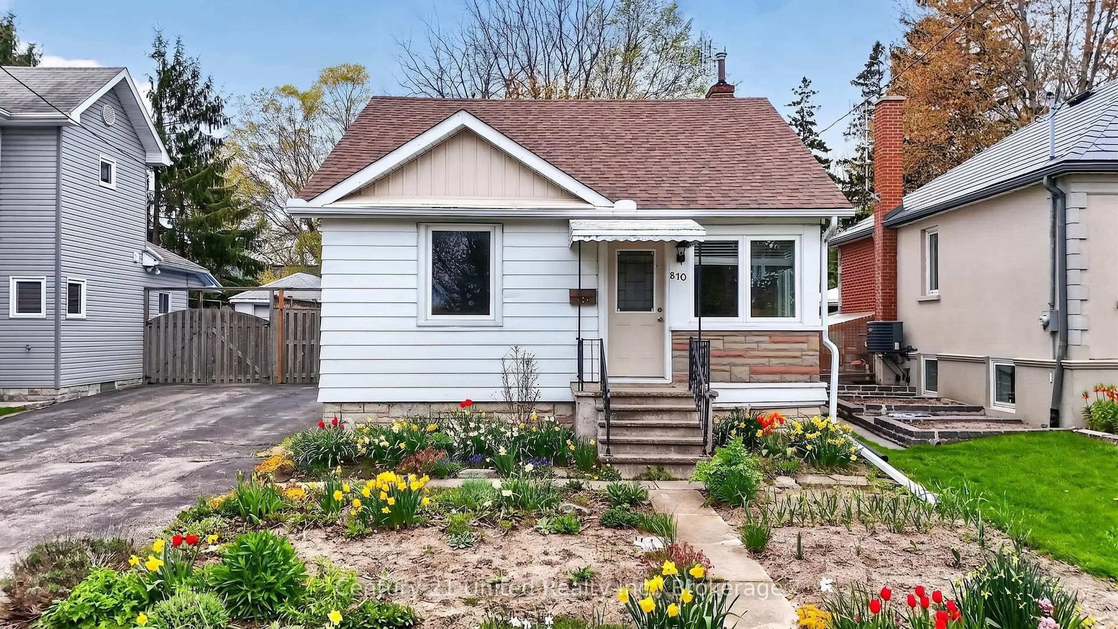 Home with brick exterior material, street for 810 Byron St, Whitby Ontario L1N 4R8