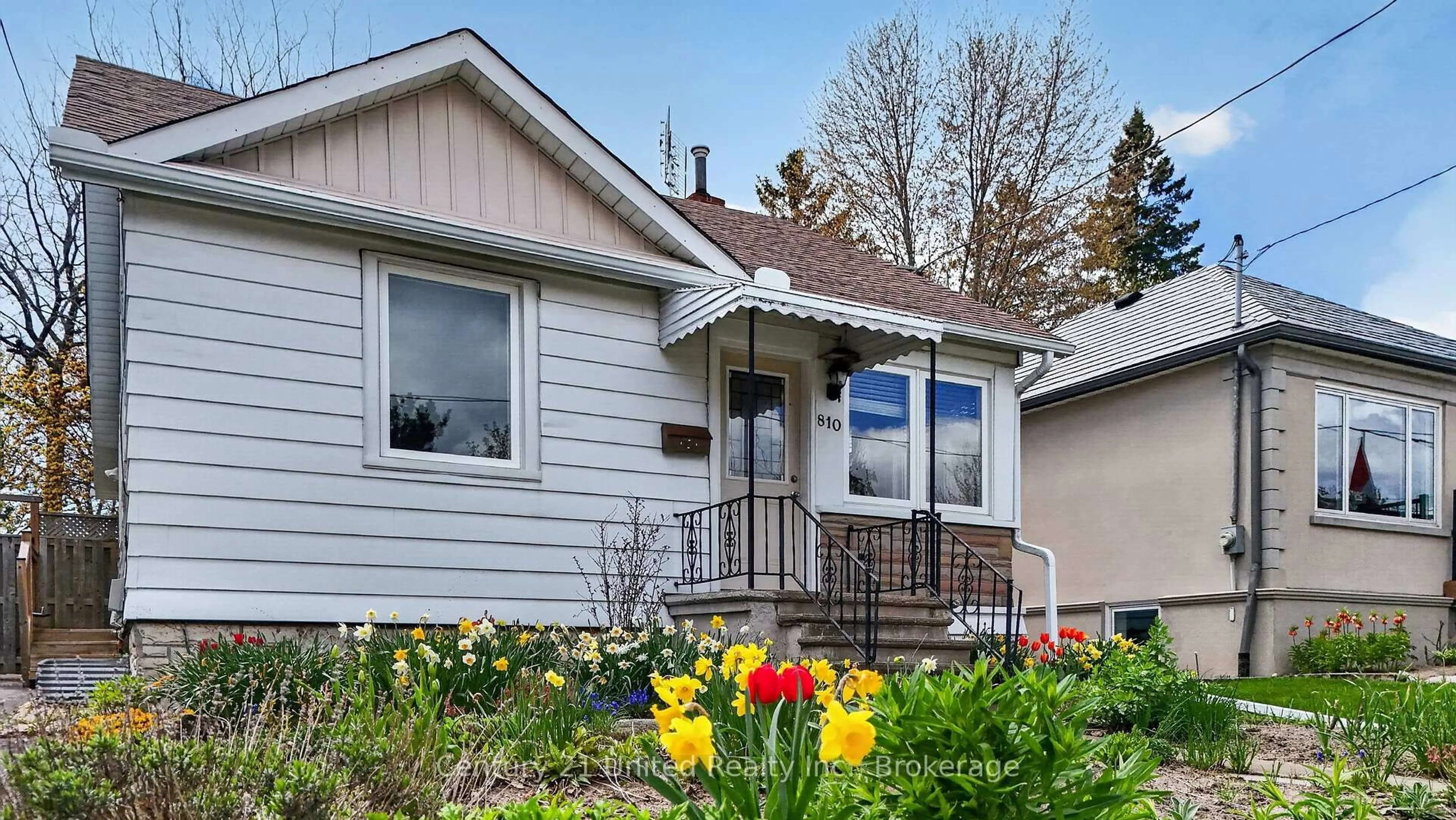 Home with vinyl exterior material, street for 810 Byron St, Whitby Ontario L1N 4R8