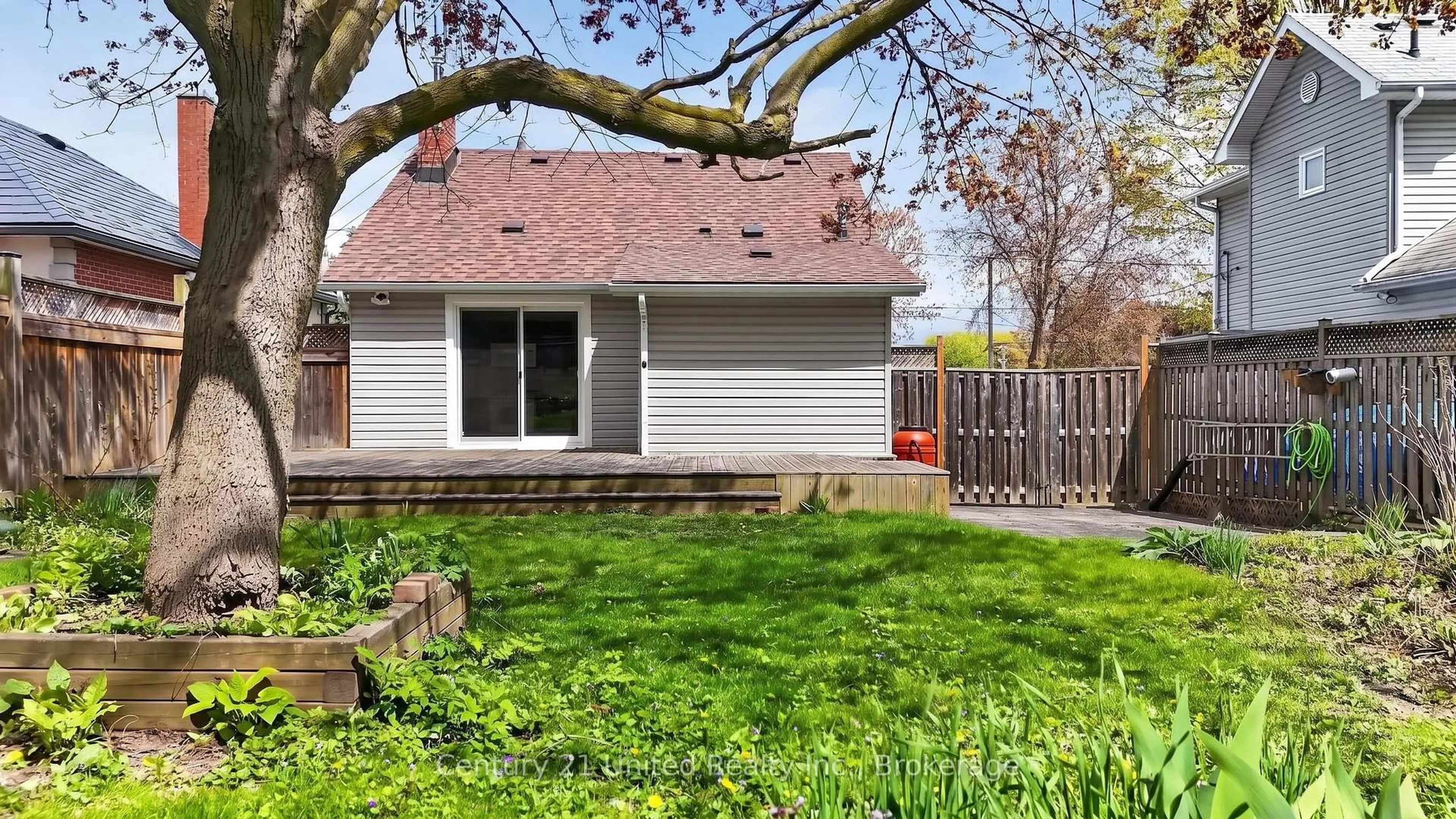 Home with vinyl exterior material, street for 810 Byron St, Whitby Ontario L1N 4R8