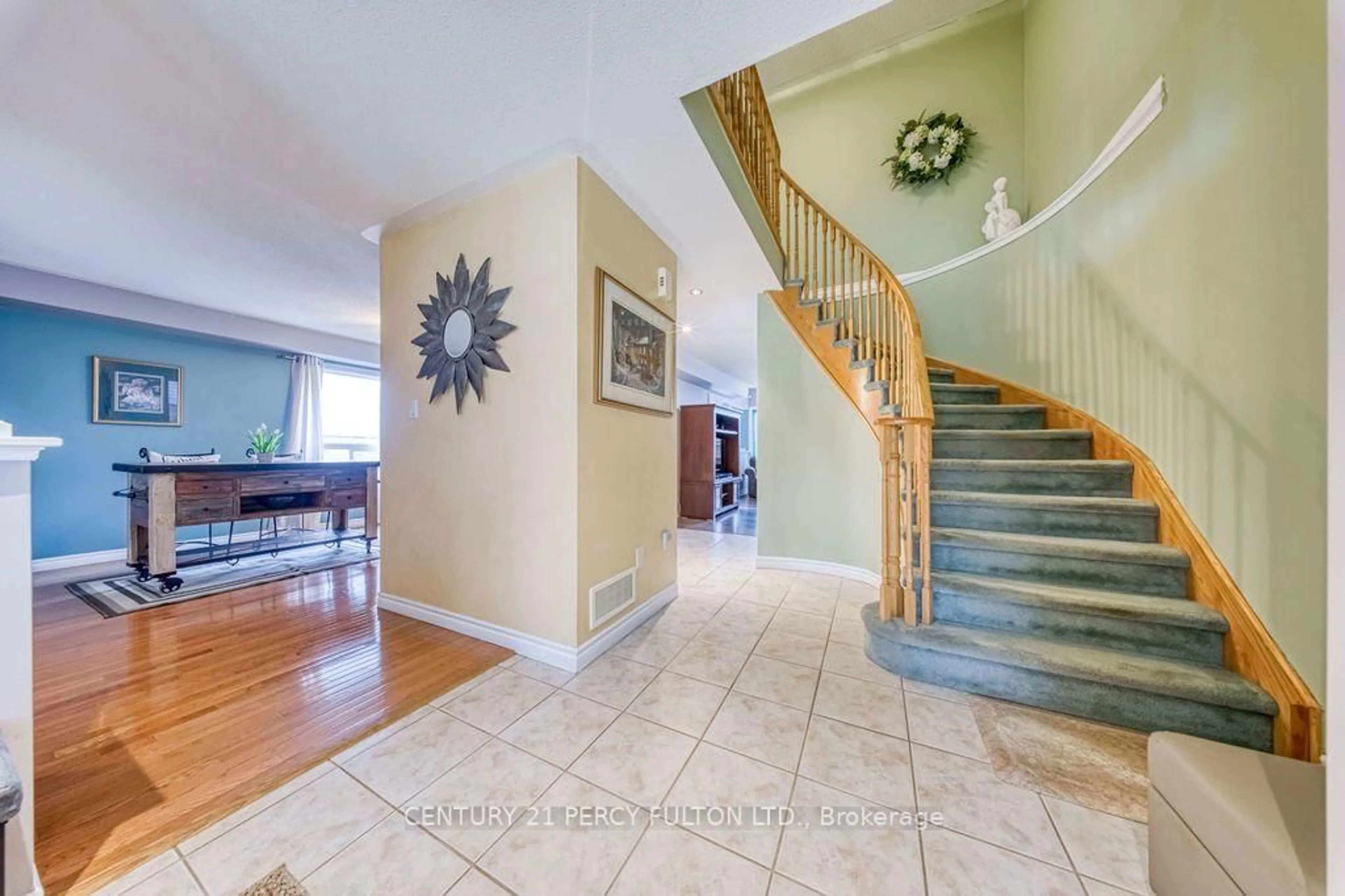 Indoor entryway for 589 Blackwood Blvd, Oshawa Ontario L1K 2N4