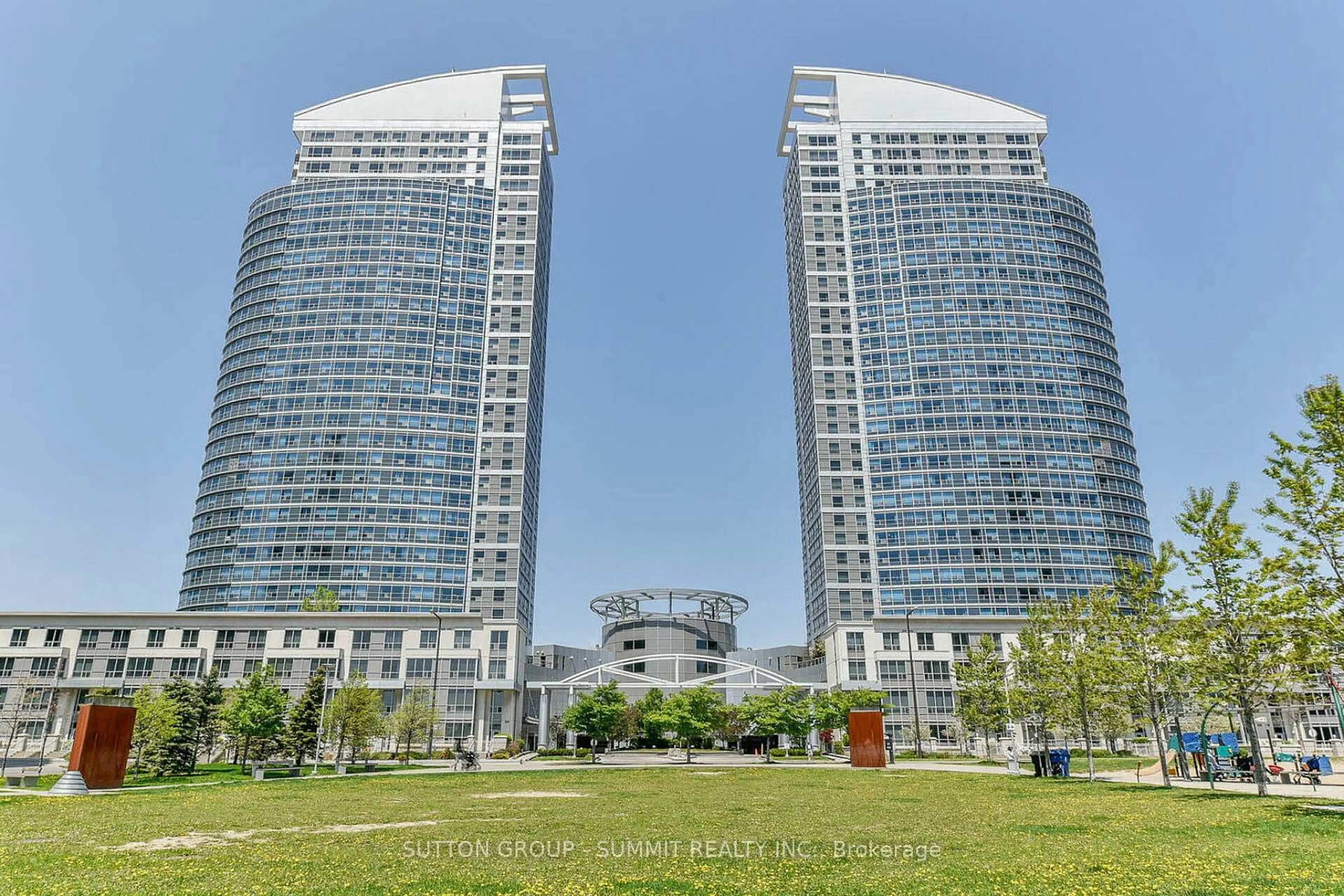 Indoor foyer for 38 Lee Centre Dr #2605, Toronto Ontario M1H 3J7
