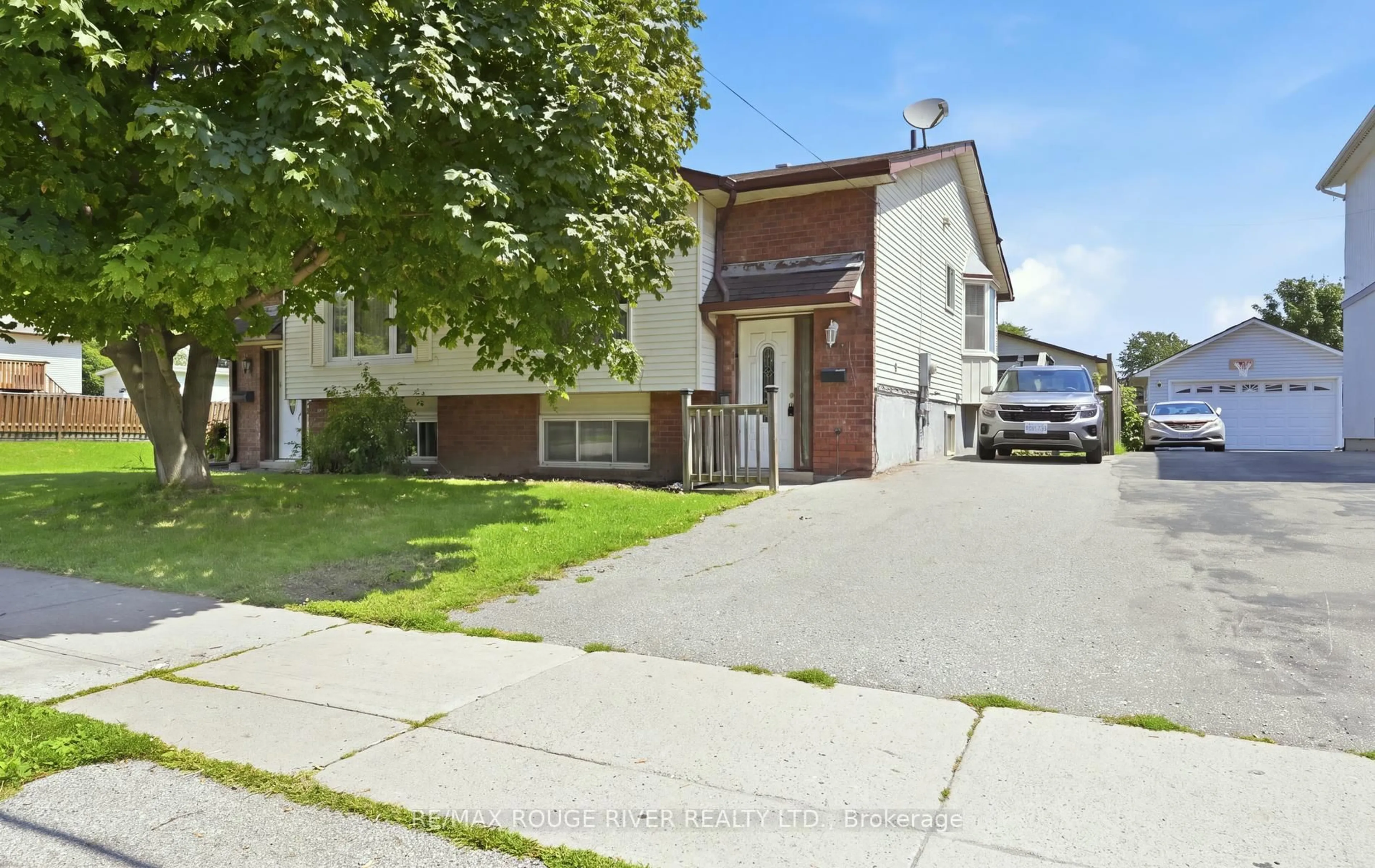 A pic from outside/outdoor area/front of a property/back of a property/a pic from drone, street for 923 Glen St, Oshawa Ontario L1J 3T9