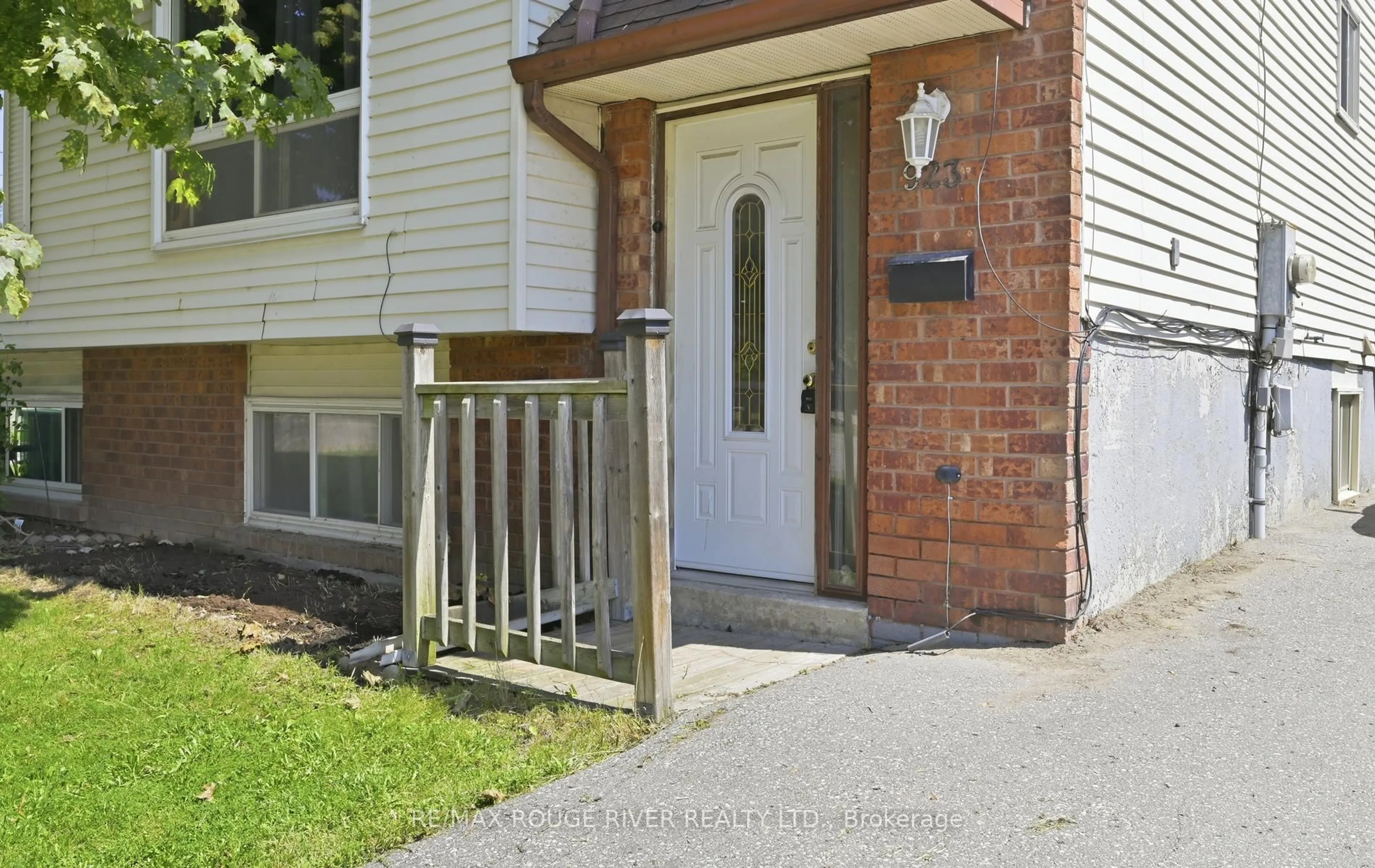 Unknown for 923 Glen St, Oshawa Ontario L1J 3T9
