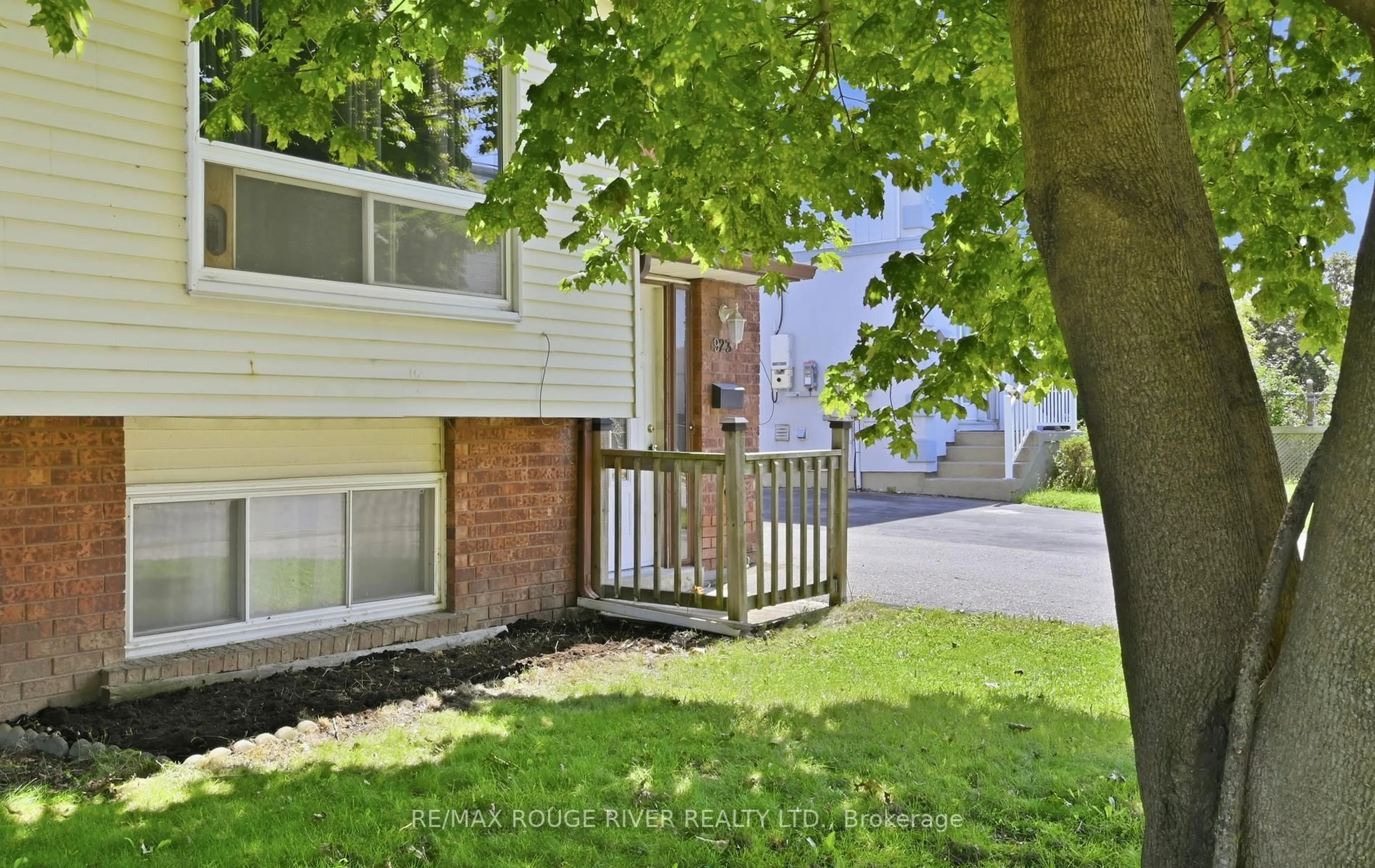 Patio, street for 923 Glen St, Oshawa Ontario L1J 3T9