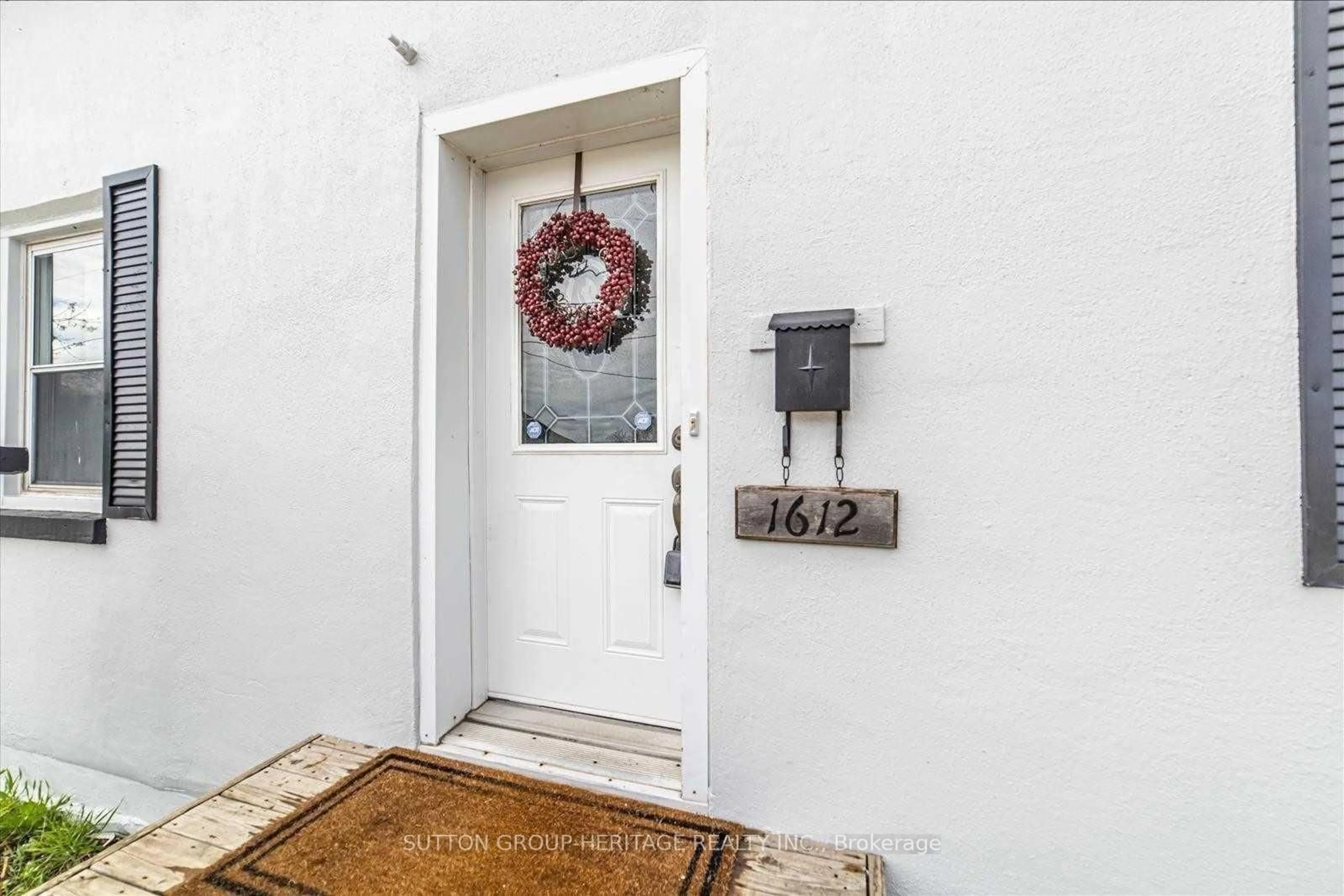 Indoor entryway for 1612 Dufferin St, Whitby Ontario L1N 1B2