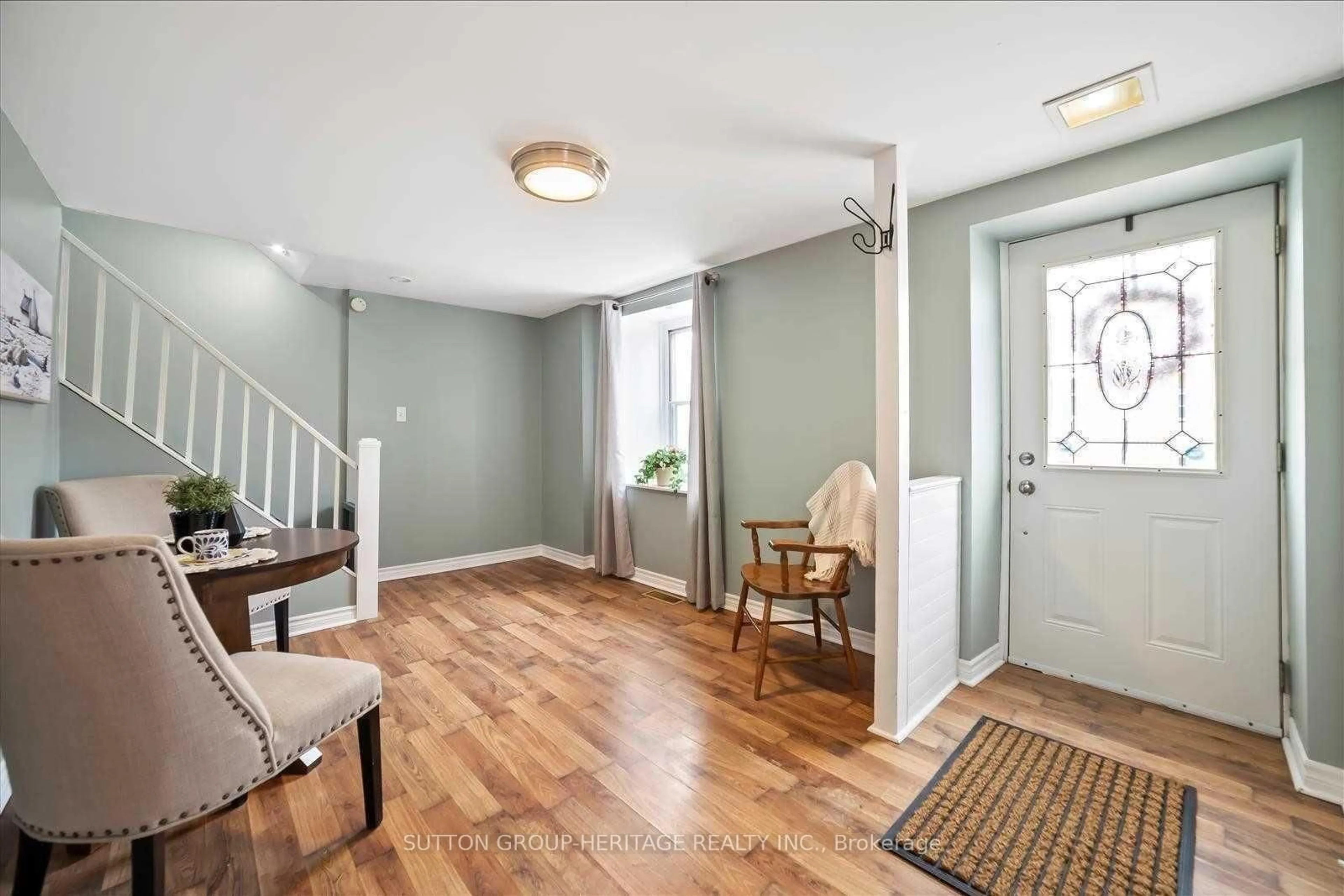 Indoor entryway for 1612 Dufferin St, Whitby Ontario L1N 1B2
