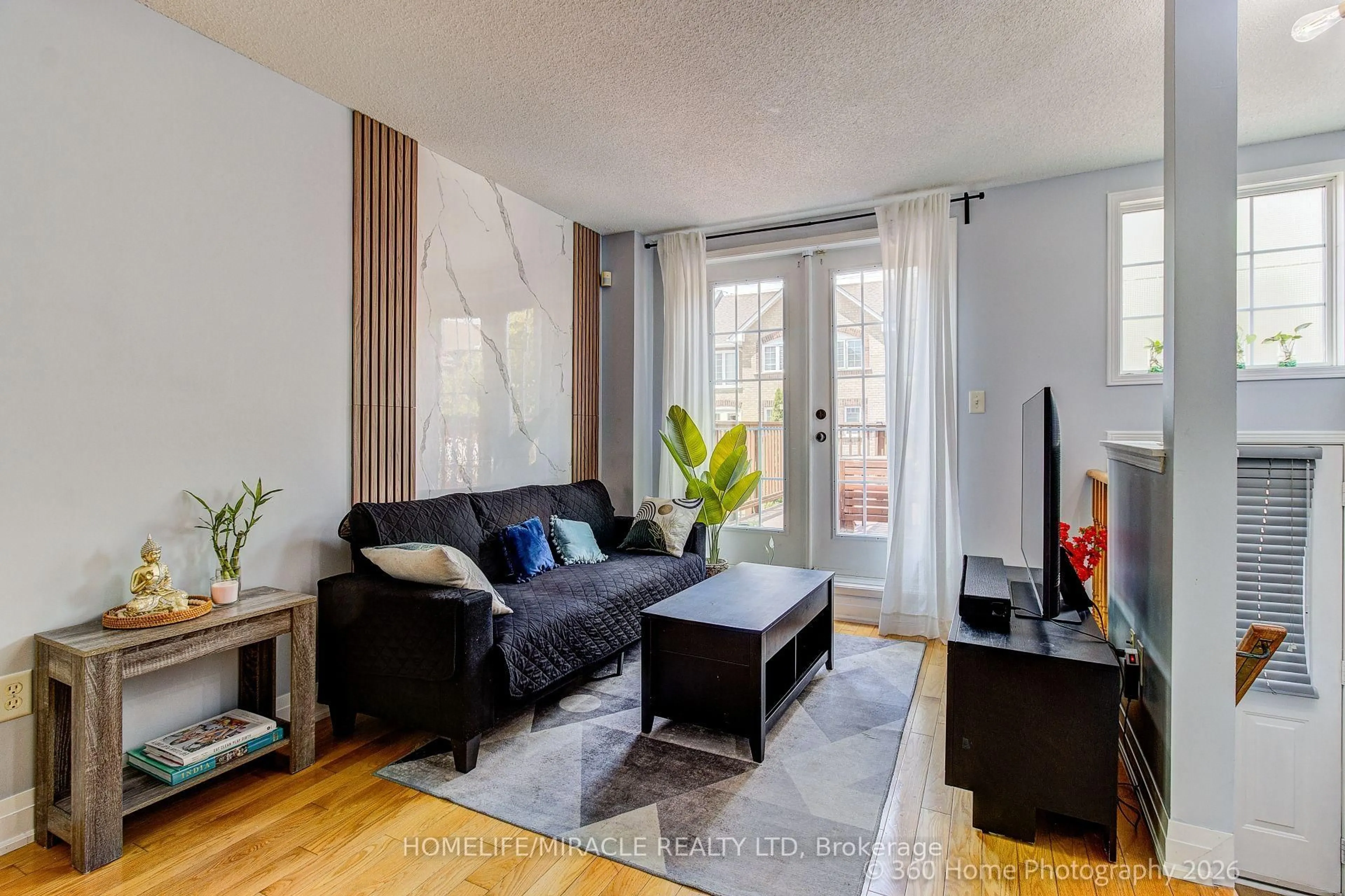 Living room with furniture, wood/laminate floor for 2 Hedge End Rd #85, Toronto Ontario M1B 5Z8