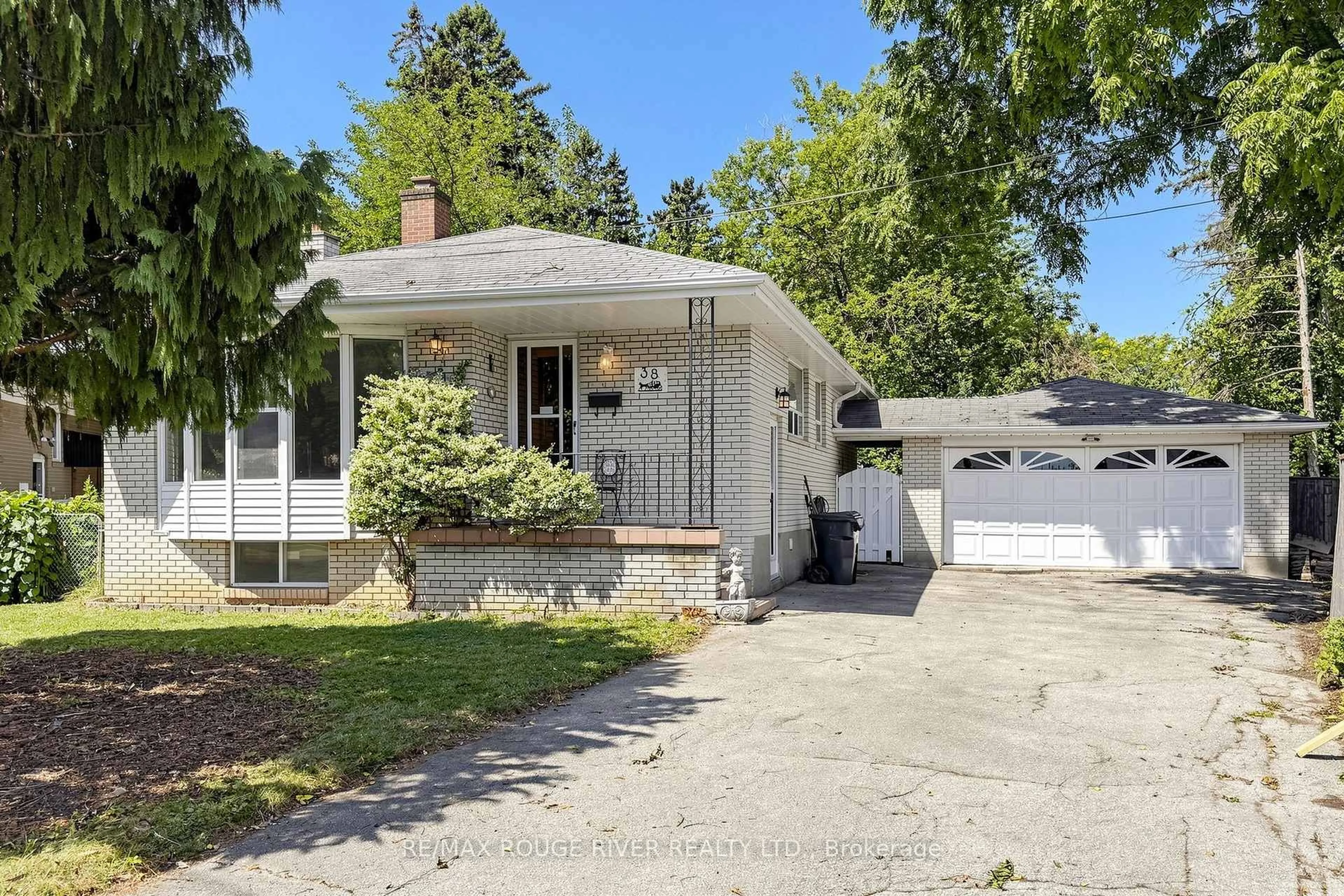 Home with vinyl exterior material, street for 38 Lombardy Cres, Toronto Ontario M1K 4N8