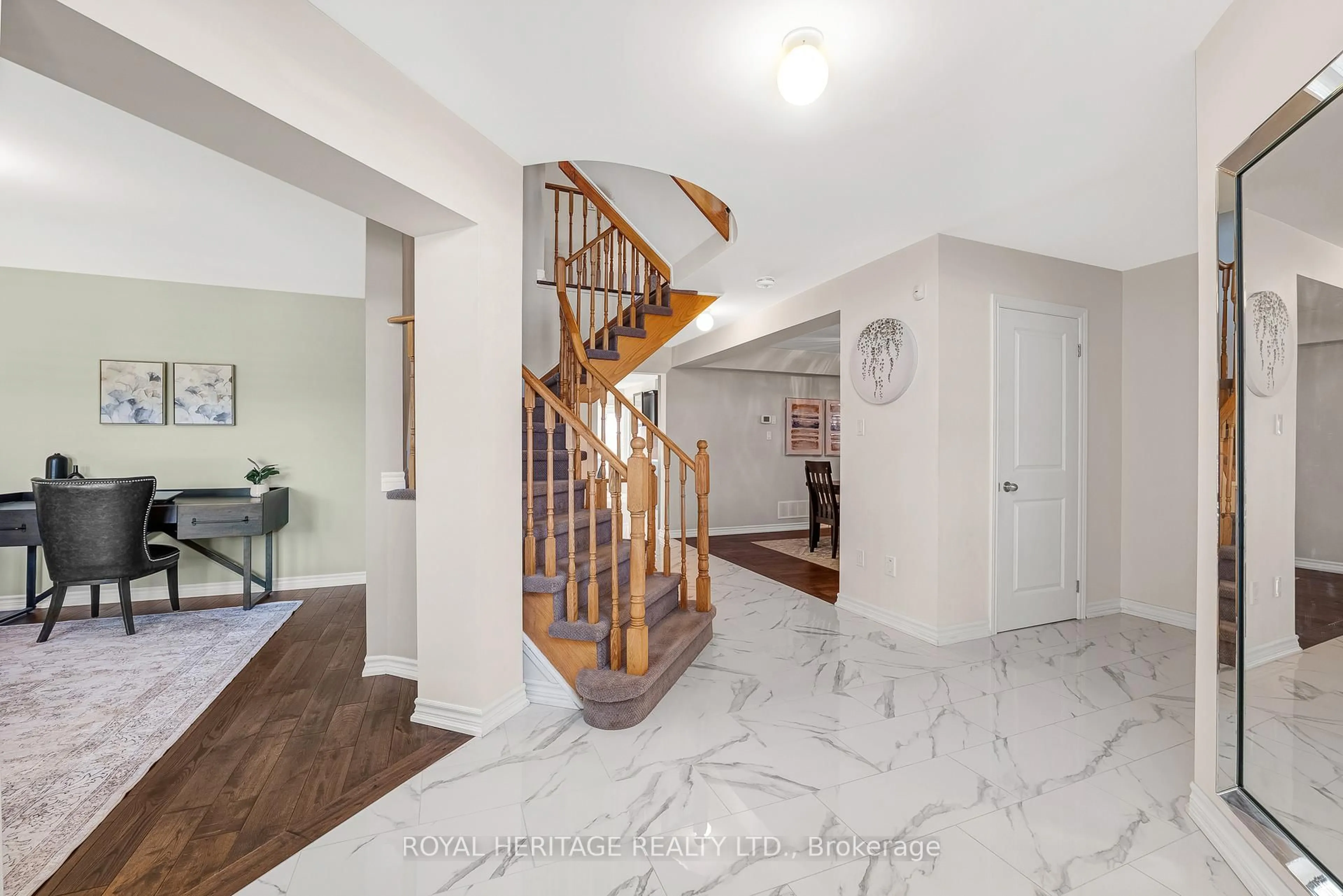 Indoor foyer for 1856 Rosebank Rd, Pickering Ontario L1V 6Y1