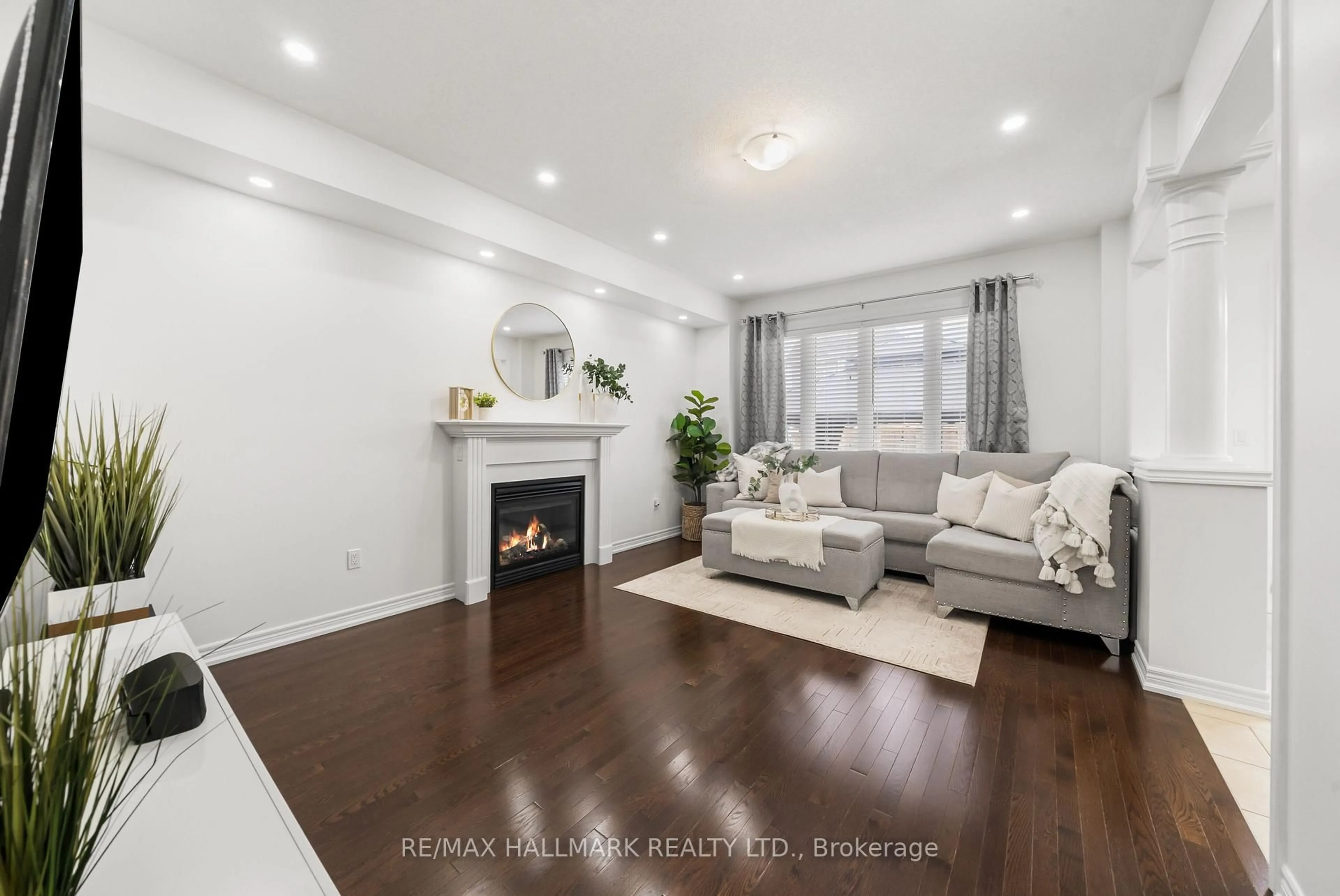 Living room with furniture, wood/laminate floor for 152 Mcdonald Cres, Clarington Ontario L1B 0C9