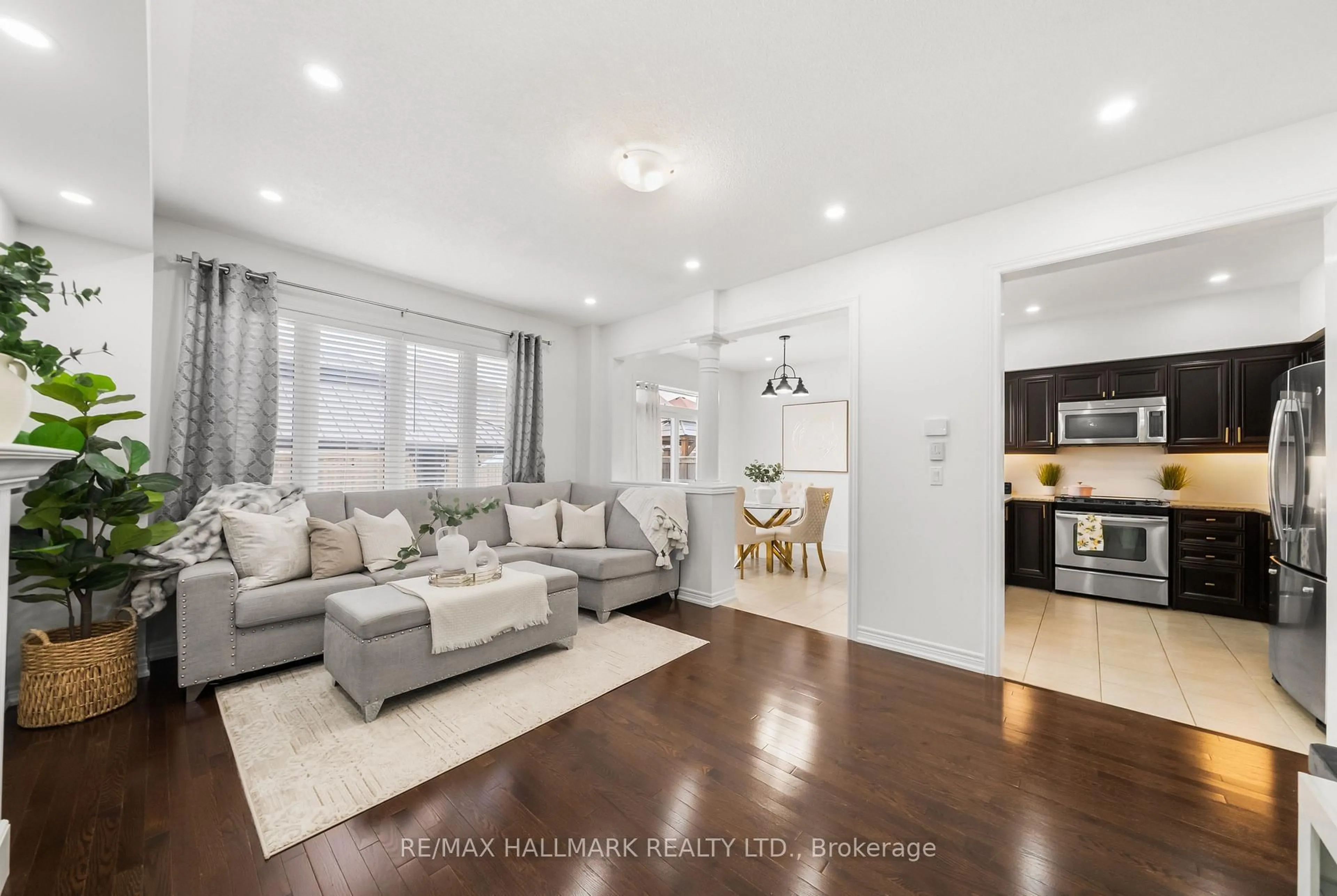 Living room with furniture, wood/laminate floor for 152 Mcdonald Cres, Clarington Ontario L1B 0C9