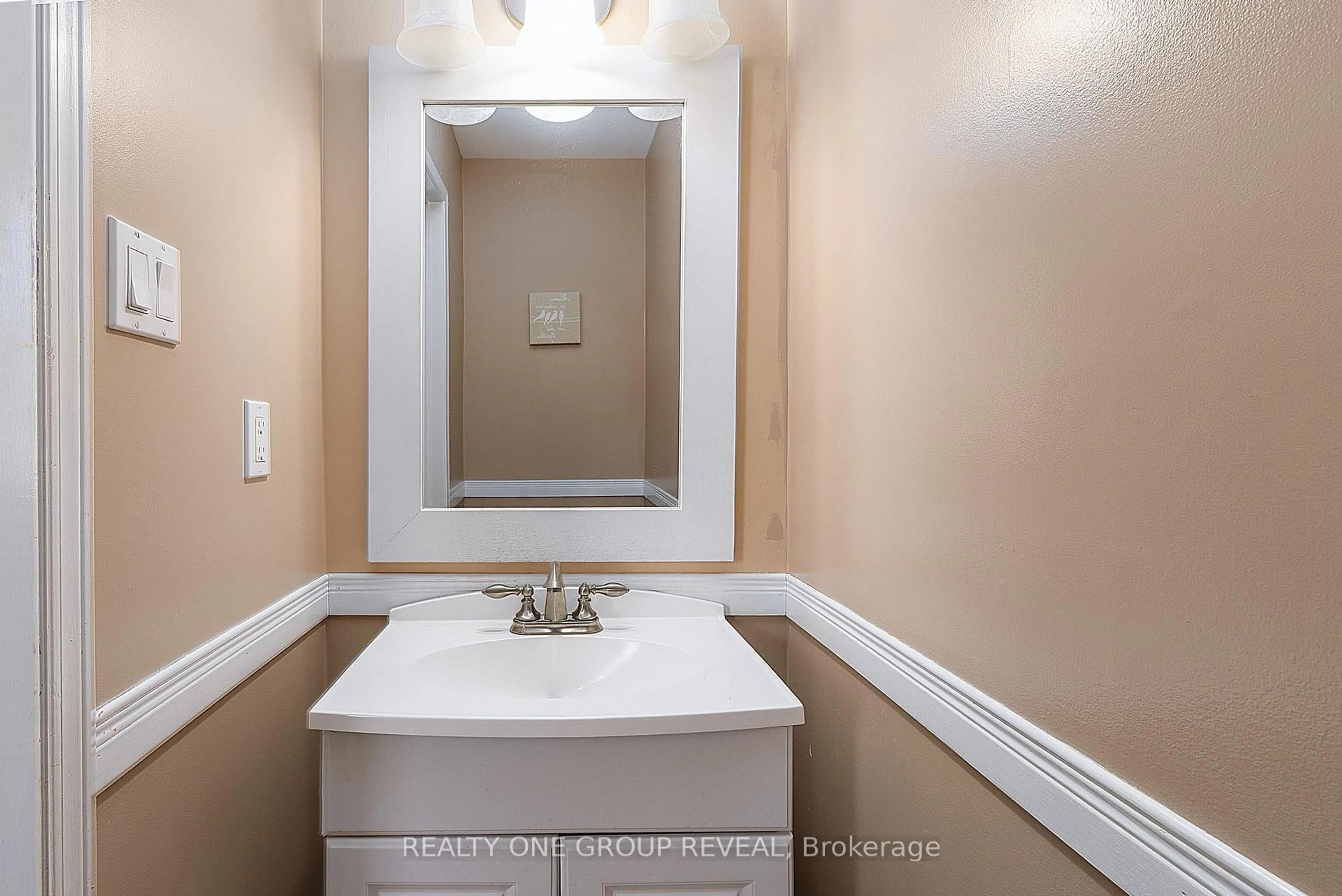 Standard bathroom, ceramic/tile floor for 4 Stanford Cres, Clarington Ontario L1B 1G1