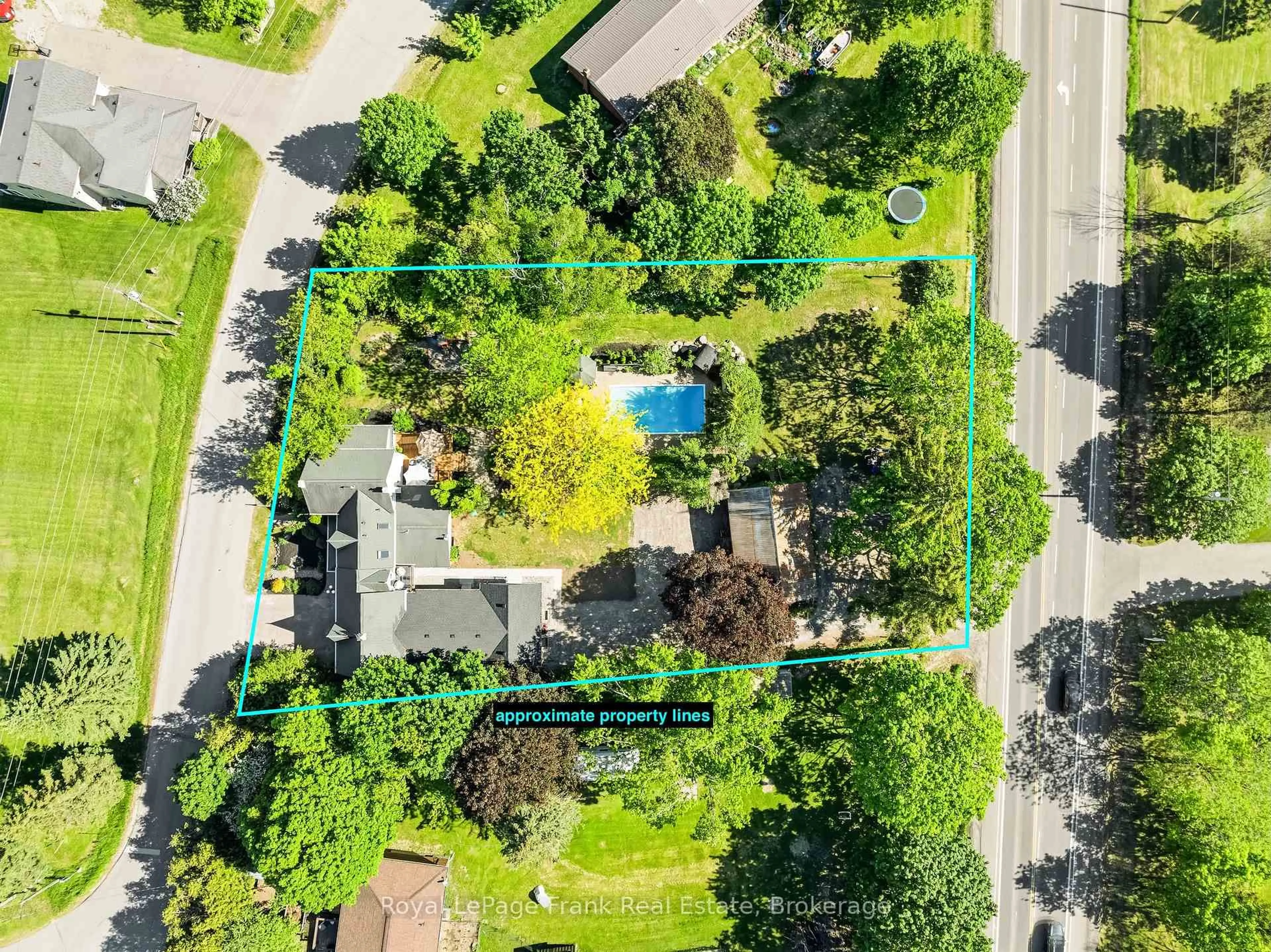 A pic from outside/outdoor area/front of a property/back of a property/a pic from drone, street for 182 River St, Scugog Ontario L0C 1G0