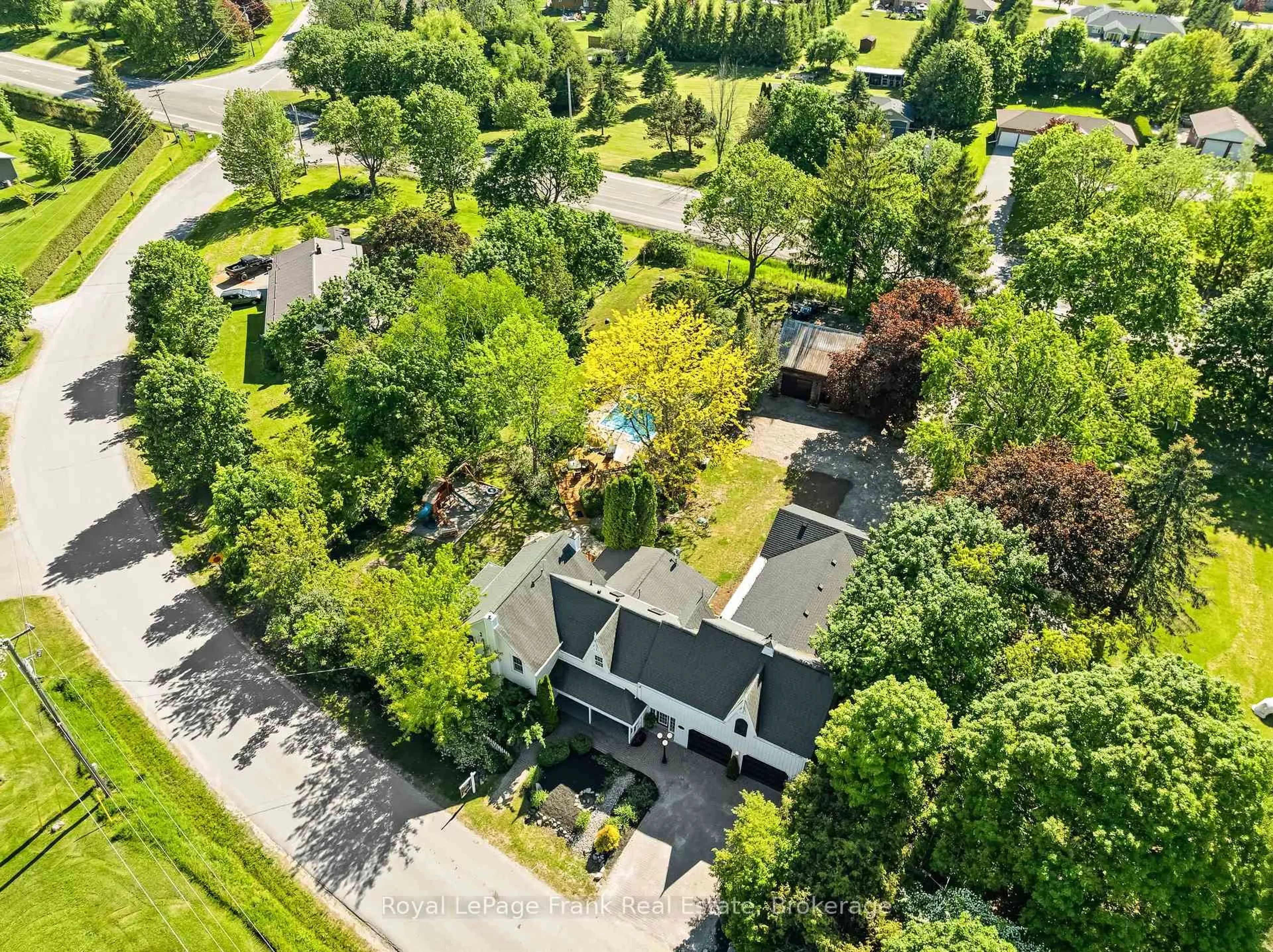 A pic from outside/outdoor area/front of a property/back of a property/a pic from drone, street for 182 River St, Scugog Ontario L0C 1G0