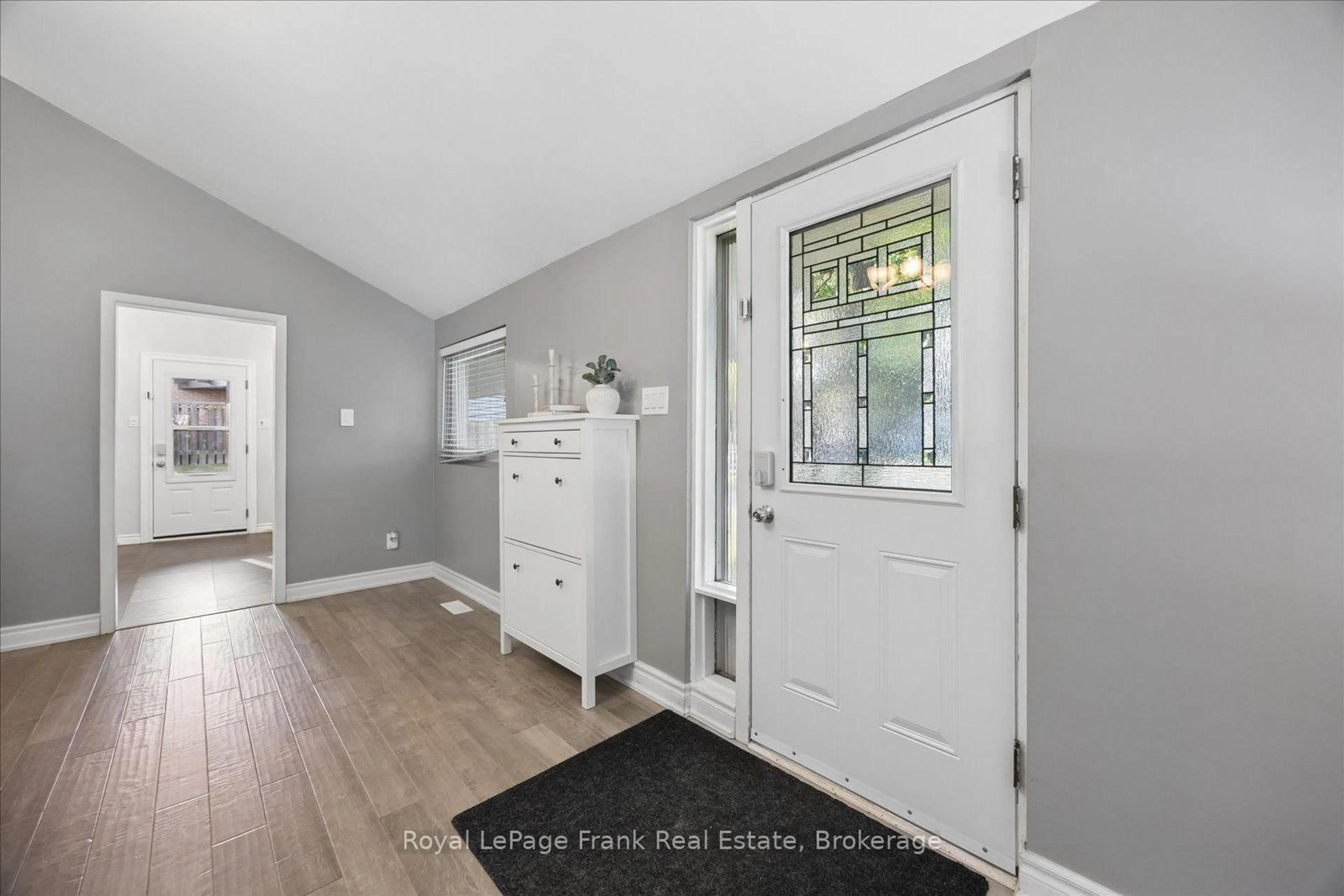 Indoor entryway for 2 Rosswood Cres, Toronto Ontario M1P 3N2