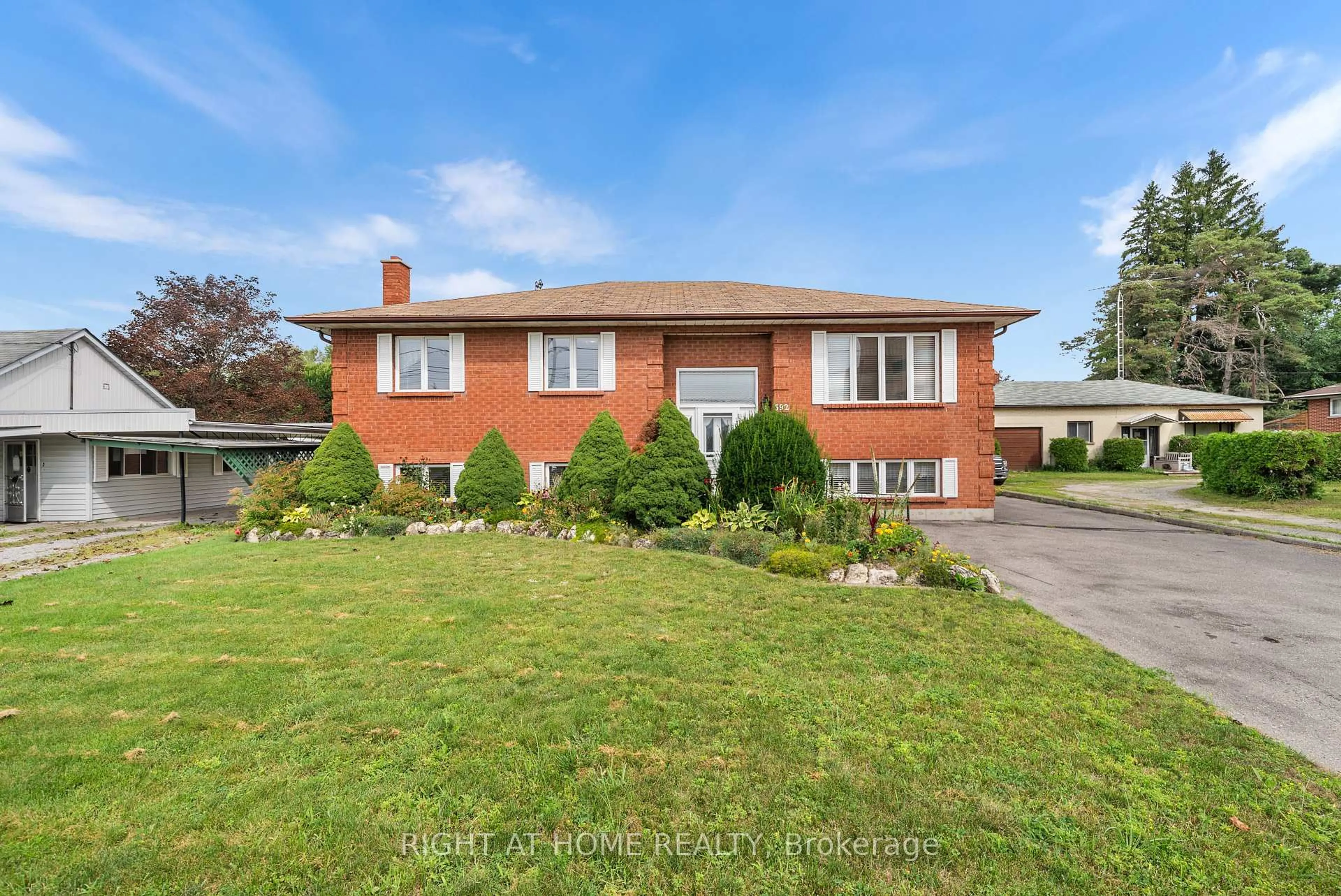 A pic from outside/outdoor area/front of a property/back of a property/a pic from drone, street for 592 Taunton Rd, Oshawa Ontario L1H 7K4