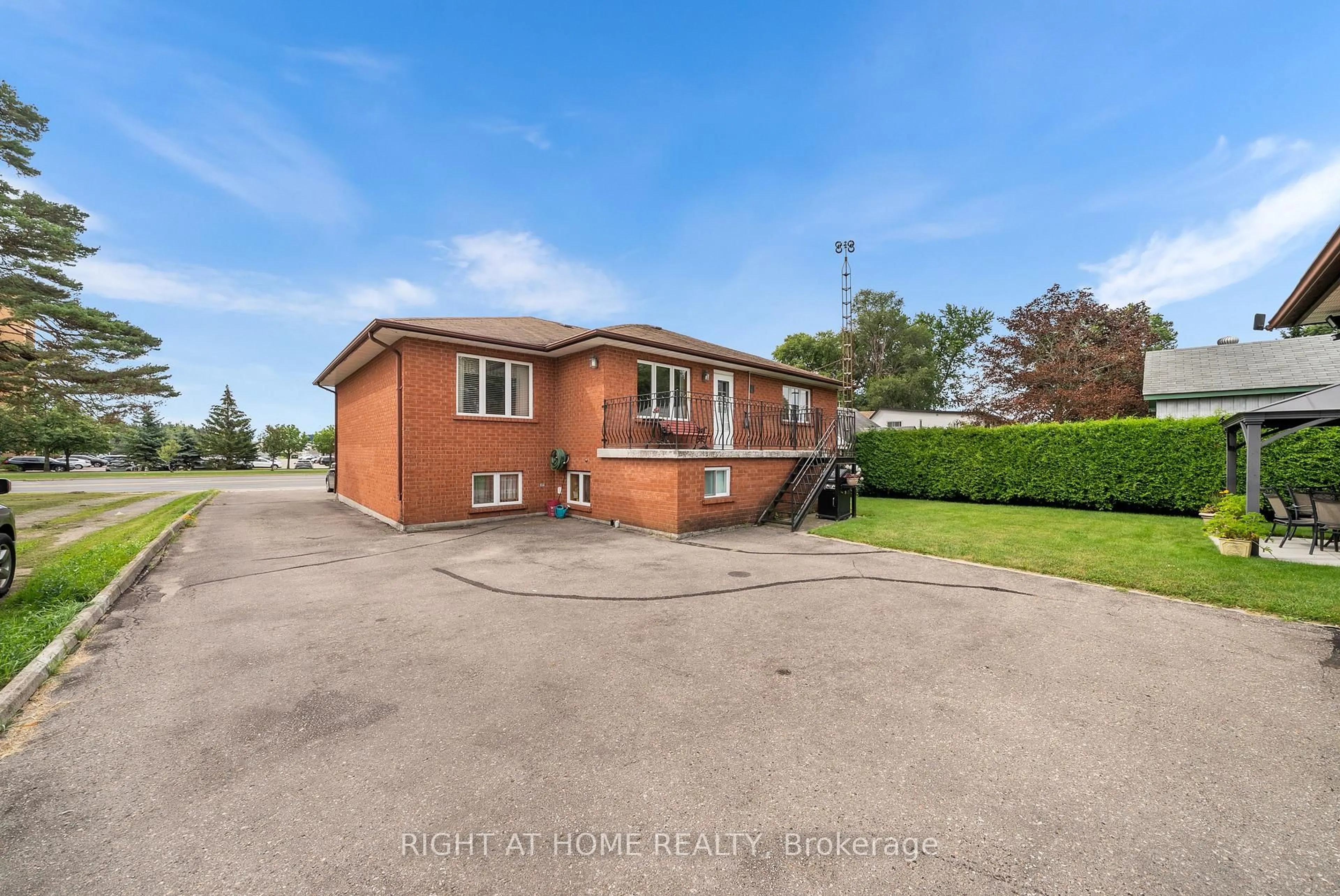 A pic from outside/outdoor area/front of a property/back of a property/a pic from drone, building for 592 Taunton Rd, Oshawa Ontario L1H 7K4