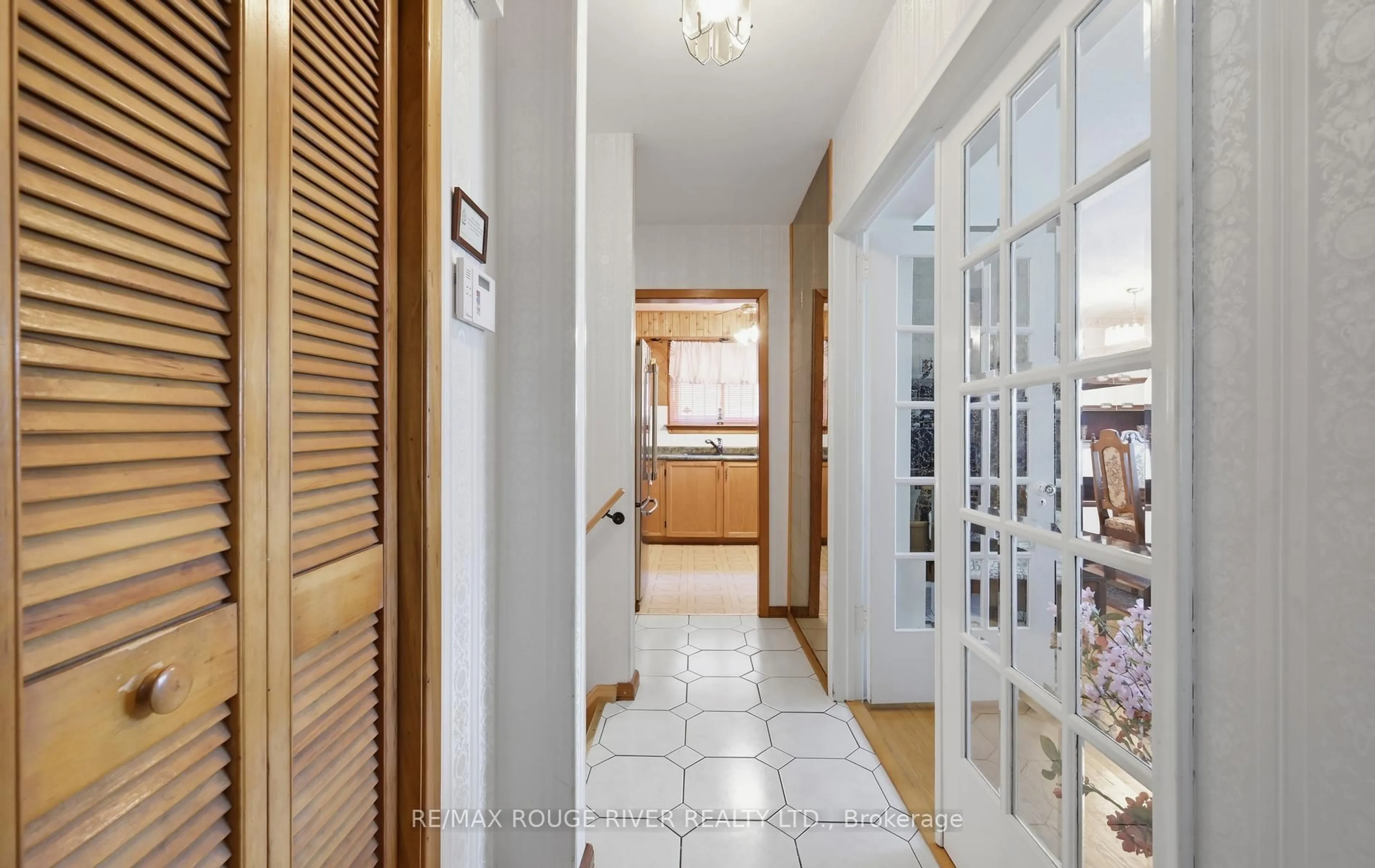 Indoor foyer for 132 Athabasca St, Oshawa Ontario L1H 7H8