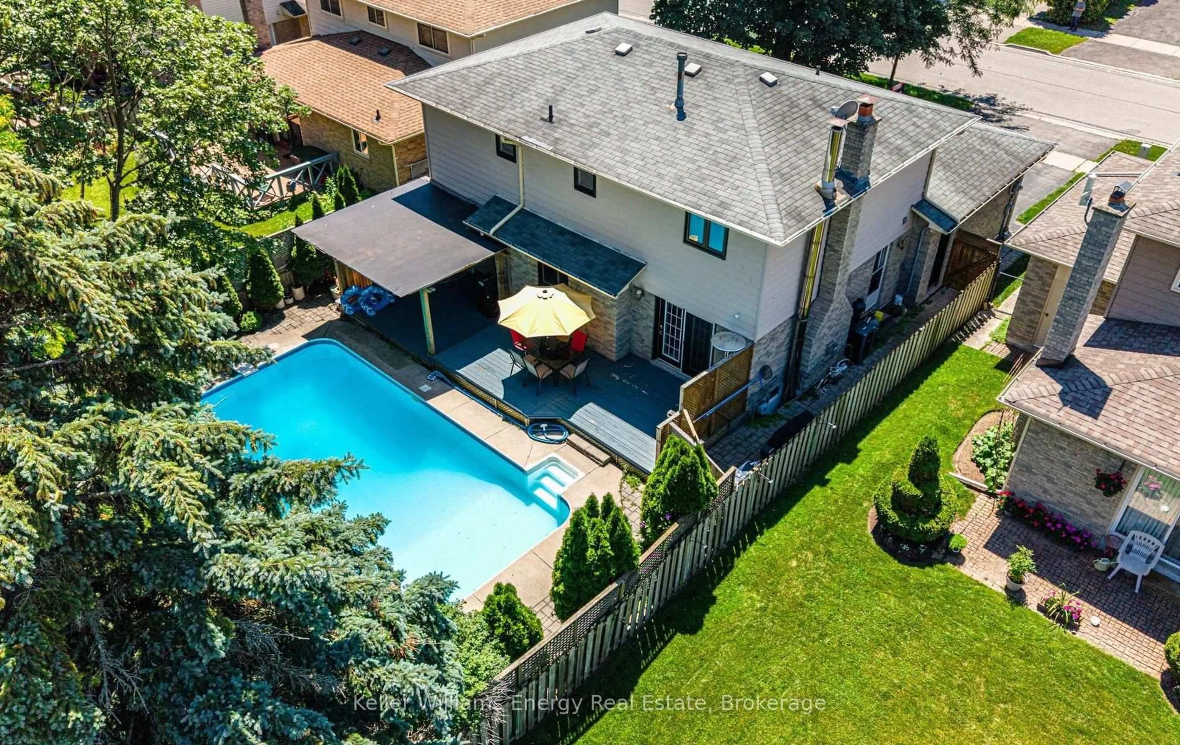 A pic from outside/outdoor area/front of a property/back of a property/a pic from drone, unknown for 113 Robinson Cres, Whitby Ontario L1N 6W6