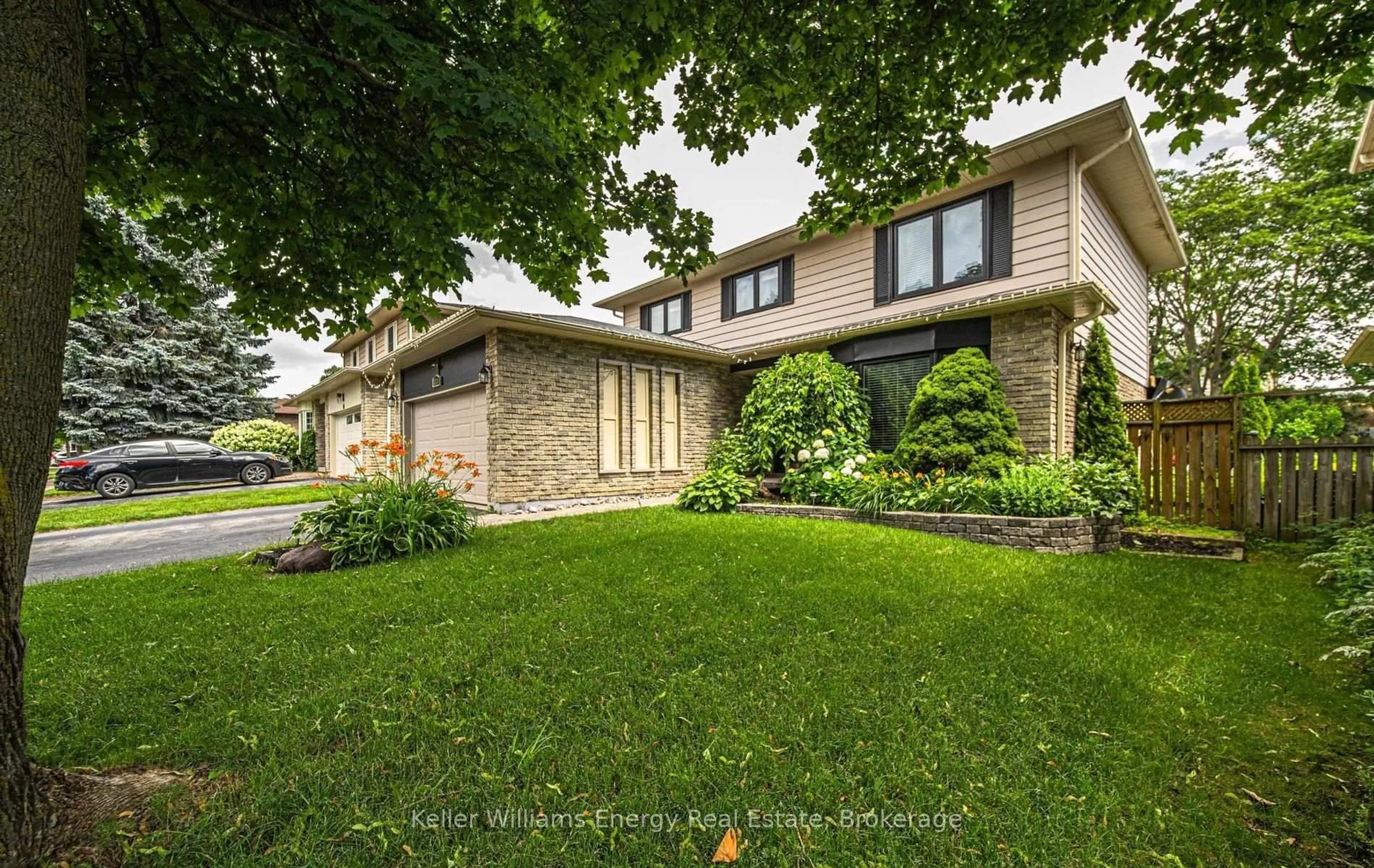 Home with brick exterior material, street for 113 Robinson Cres, Whitby Ontario L1N 6W6