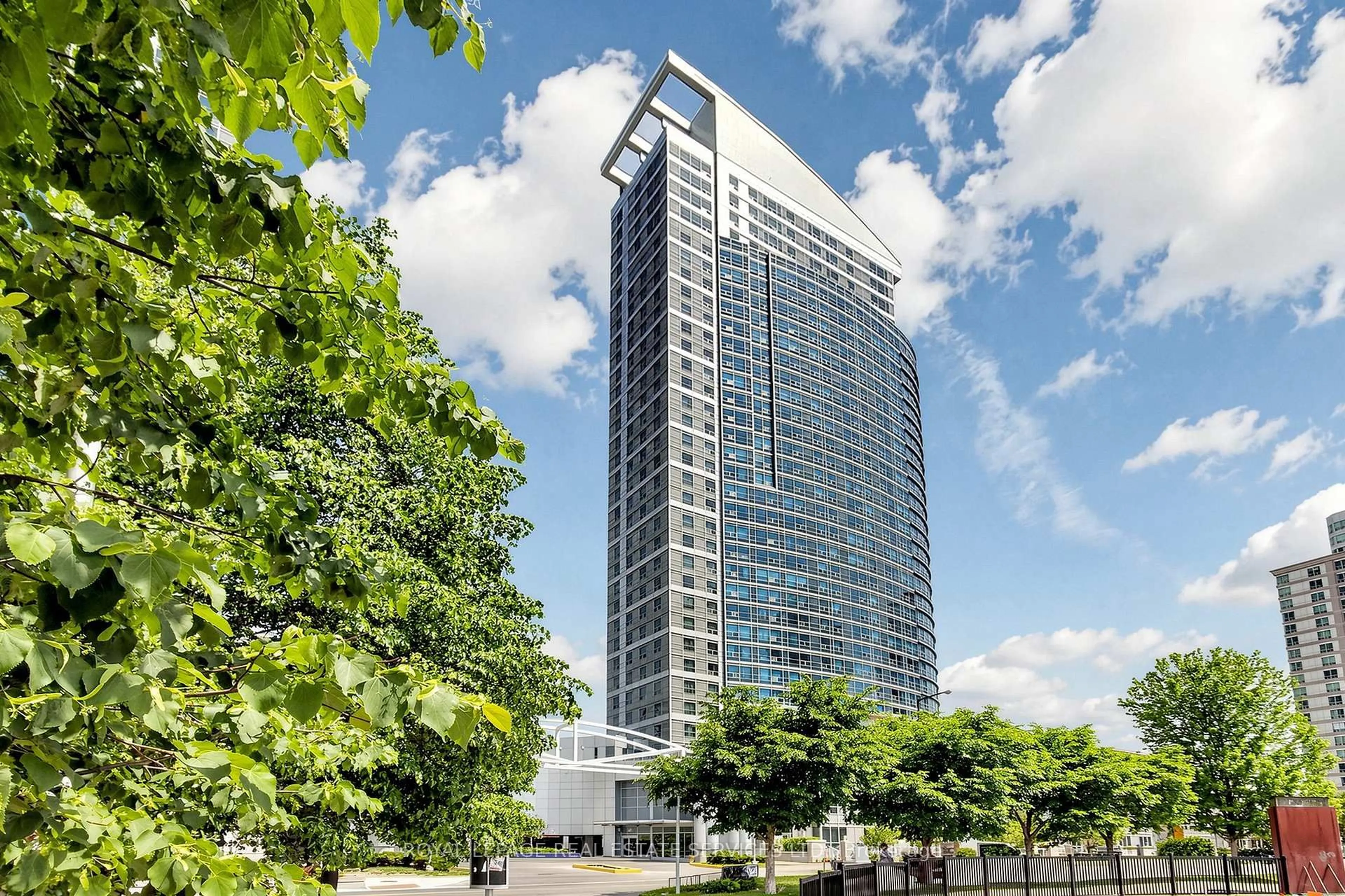 Indoor foyer for 38 Lee Centre Dr #3503, Toronto Ontario M1H 3J7
