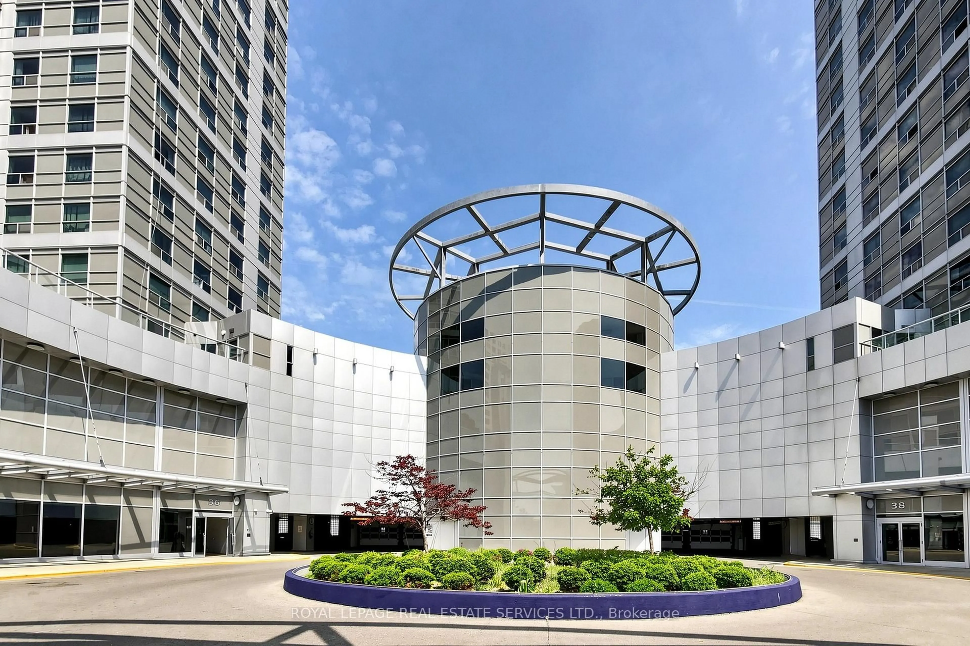Indoor foyer for 38 Lee Centre Dr #3503, Toronto Ontario M1H 3J7
